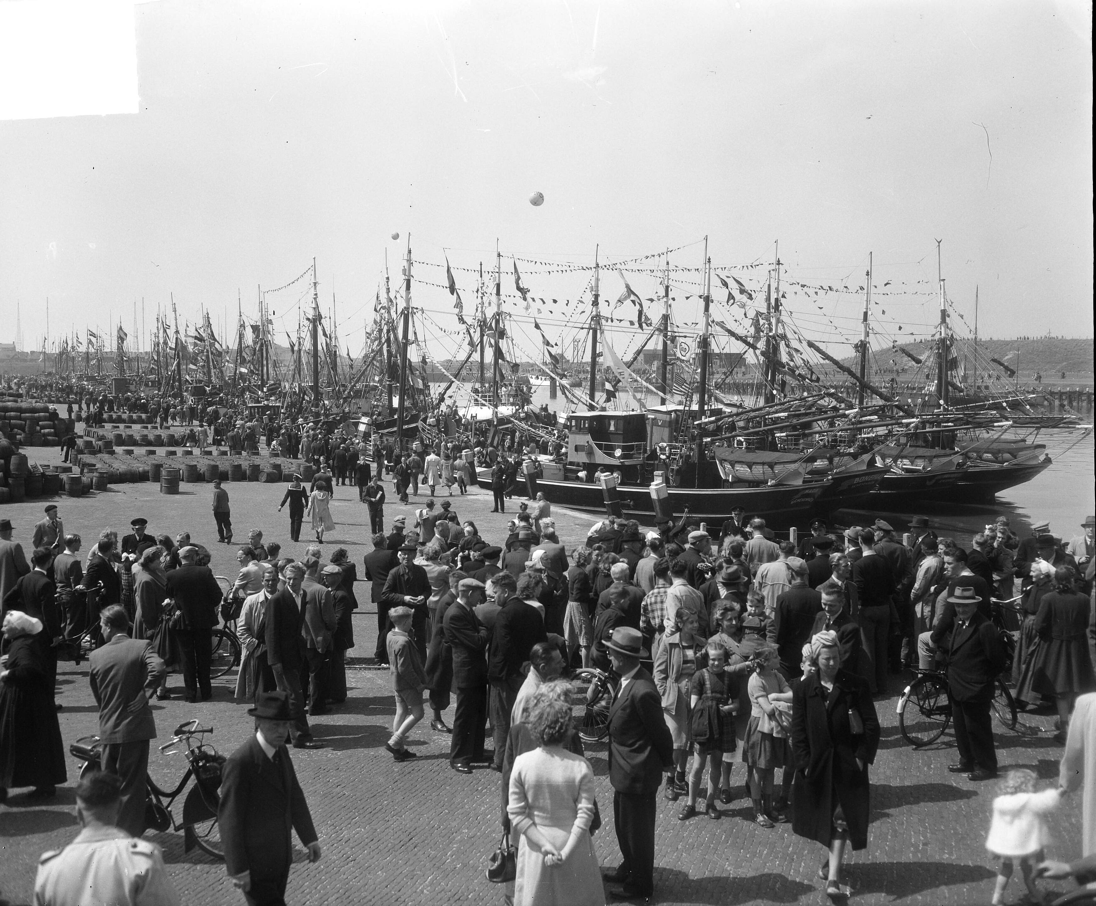 Vlaggetjesdag 1951 — Vlaggetjesdag 1951. Scheveningen — Foto: Pot, Harry / Anefo. Licentie: Set B: Rechtenvrij / Publiek Domein. Bron: Nationaal Archief. http://hdl.handle.net/10648/a8ea6f7c-d0b4-102d-bcf8-003048976d84