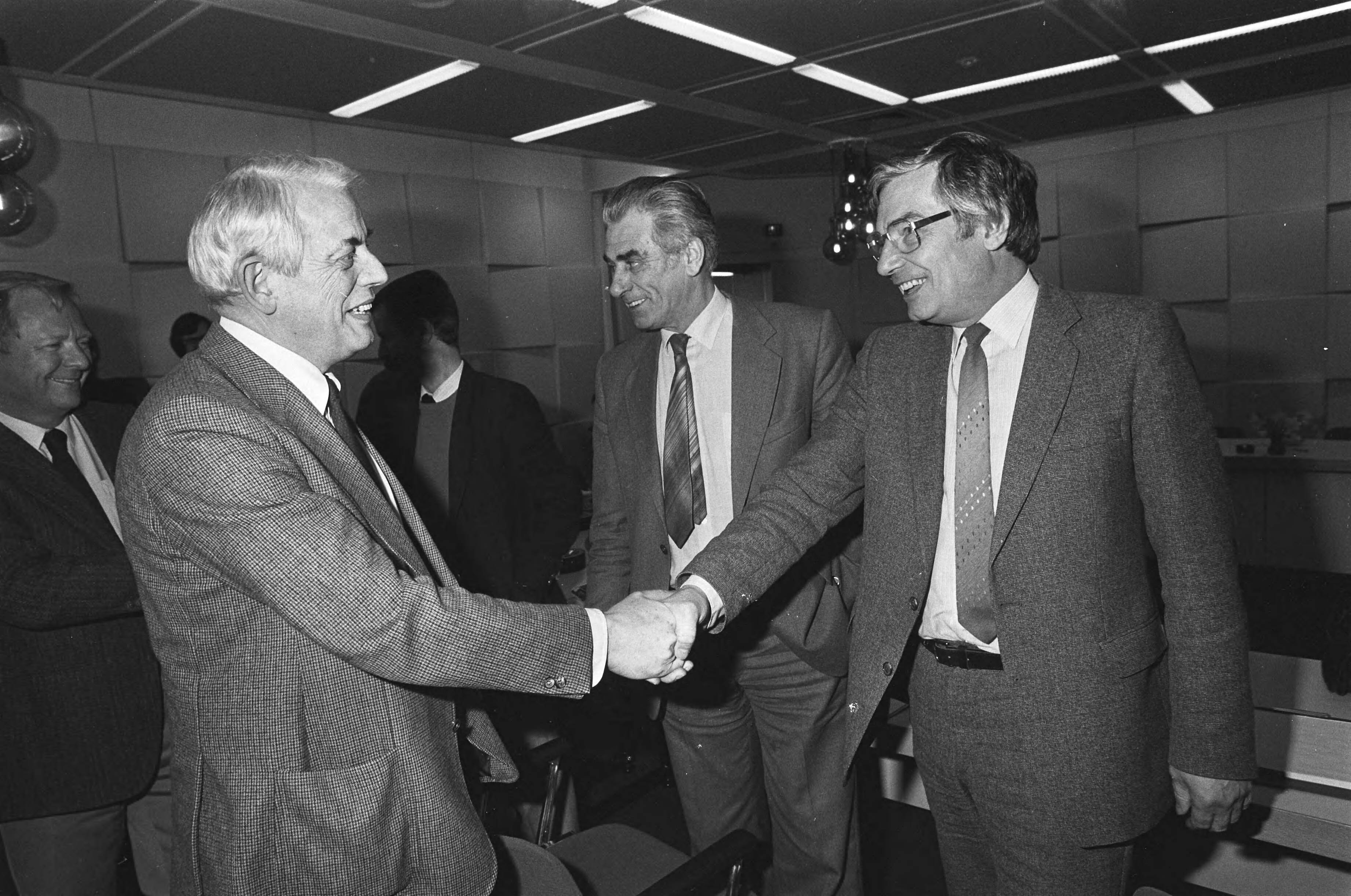 Fotocollectie Anefo — Onderhandelingen in FME-gebouw in Zoetermeer tussen vakbonden en metaal-werkgevers. Ter Hart (l.) begroet Rijkse (r.), (m.) L. Laurier — Foto: Dijk, Hans van / Anefo. Licentie: Set B: Rechtenvrij / Publiek Domein. Bron: Nationaal Archief. http://hdl.handle.net/10648/ad12c16c-d0b4-102d-bcf8-003048976d84