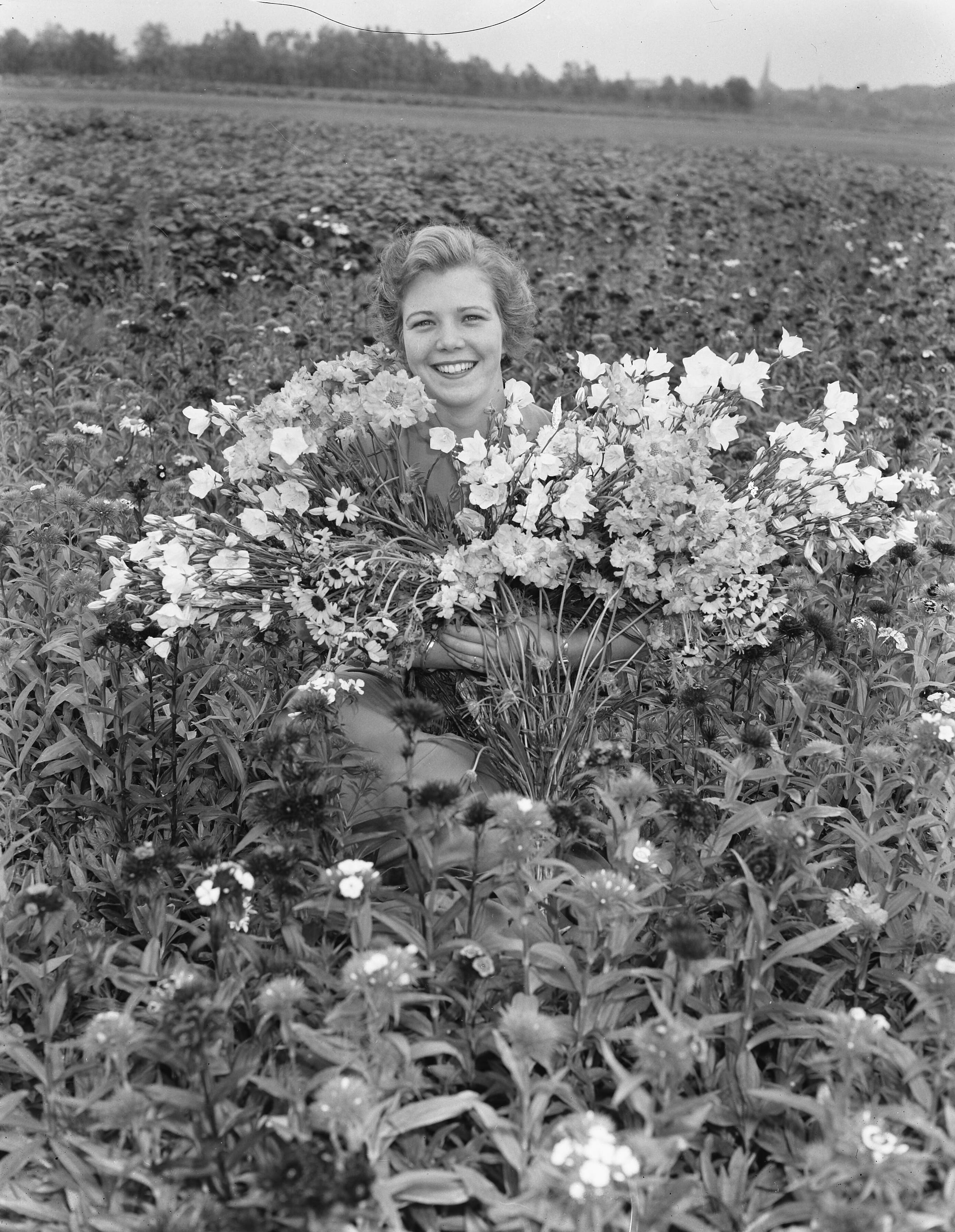 Fotocollectie Anefo — Bloemenkoningin in Den Haag ter gelegenheid van bloemenweek — Foto: Duinen, G.W. van / Anefo. Licentie: Set B: Rechtenvrij / Publiek Domein. Bron: Nationaal Archief. http://hdl.handle.net/10648/a90df410-d0b4-102d-bcf8-003048976d84
