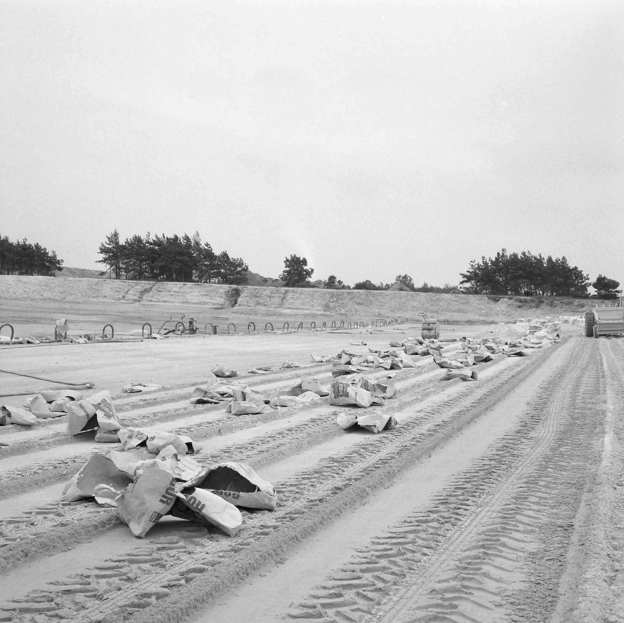 Fotocollectie Nederlandse Heidemaatschappij — Strandbad "Beekse Bergen". Na de eerste gang, de zandbaan is één keer gefreesd en vermengd met cement — Foto: Wüllschleger, [...] / Heidemij. Licentie: Set B: Rechtenvrij / Publiek Domein. Bron: Nationaal Archief. http://hdl.handle.net/10648/ae85159a-d0b4-102d-bcf8-003048976d84