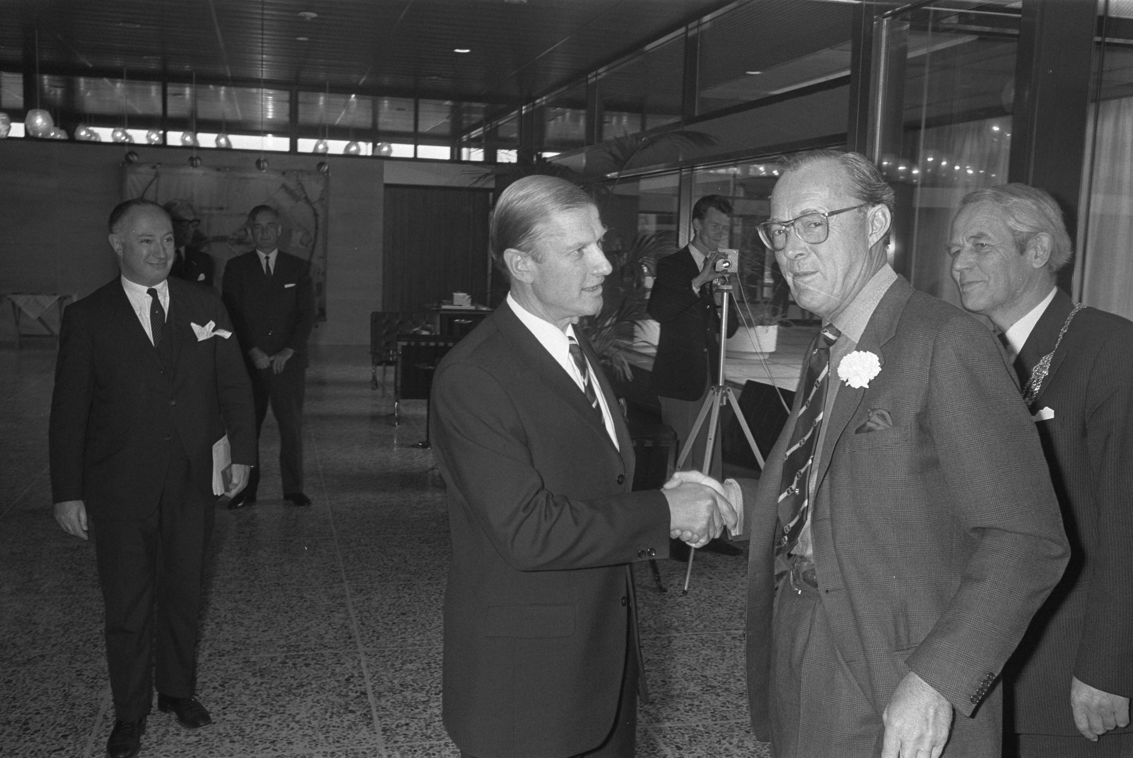 Fotocollectie Anefo — Prins Bernhard opent nieuw hoofdkantoor Siemens Nederland NV te Den Haag — Foto: Punt, W. / Anefo. Licentie: Set B: Rechtenvrij / Publiek Domein. Bron: Nationaal Archief. http://hdl.handle.net/10648/abf73dda-d0b4-102d-bcf8-003048976d84