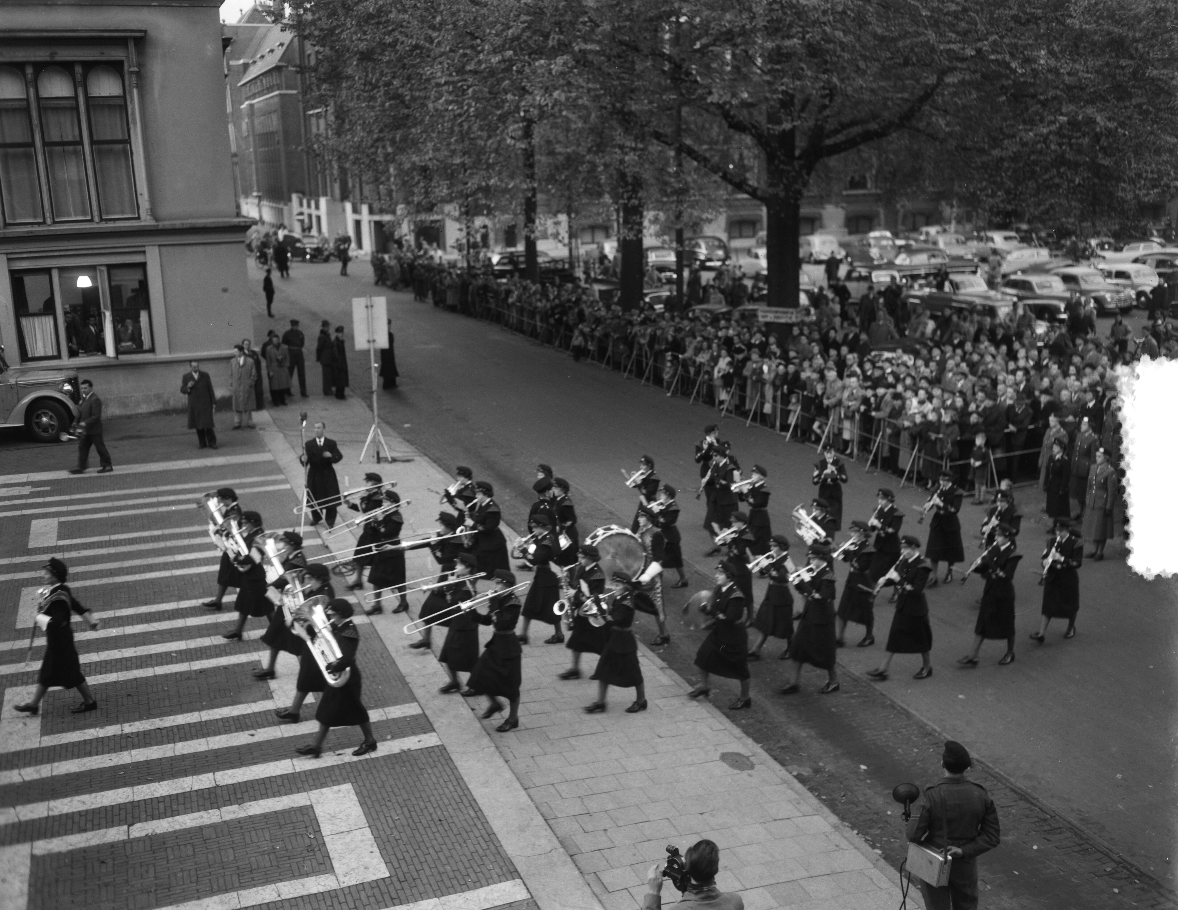 Fotocollectie Anefo — Bezoek muziekkorps van Womans Royal Army Corps (WRAC) aan Den Haag — Foto: Duinen, G.W. van / Anefo. Licentie: Set B: Rechtenvrij / Publiek Domein. Bron: Nationaal Archief. http://hdl.handle.net/10648/a916282e-d0b4-102d-bcf8-003048976d84