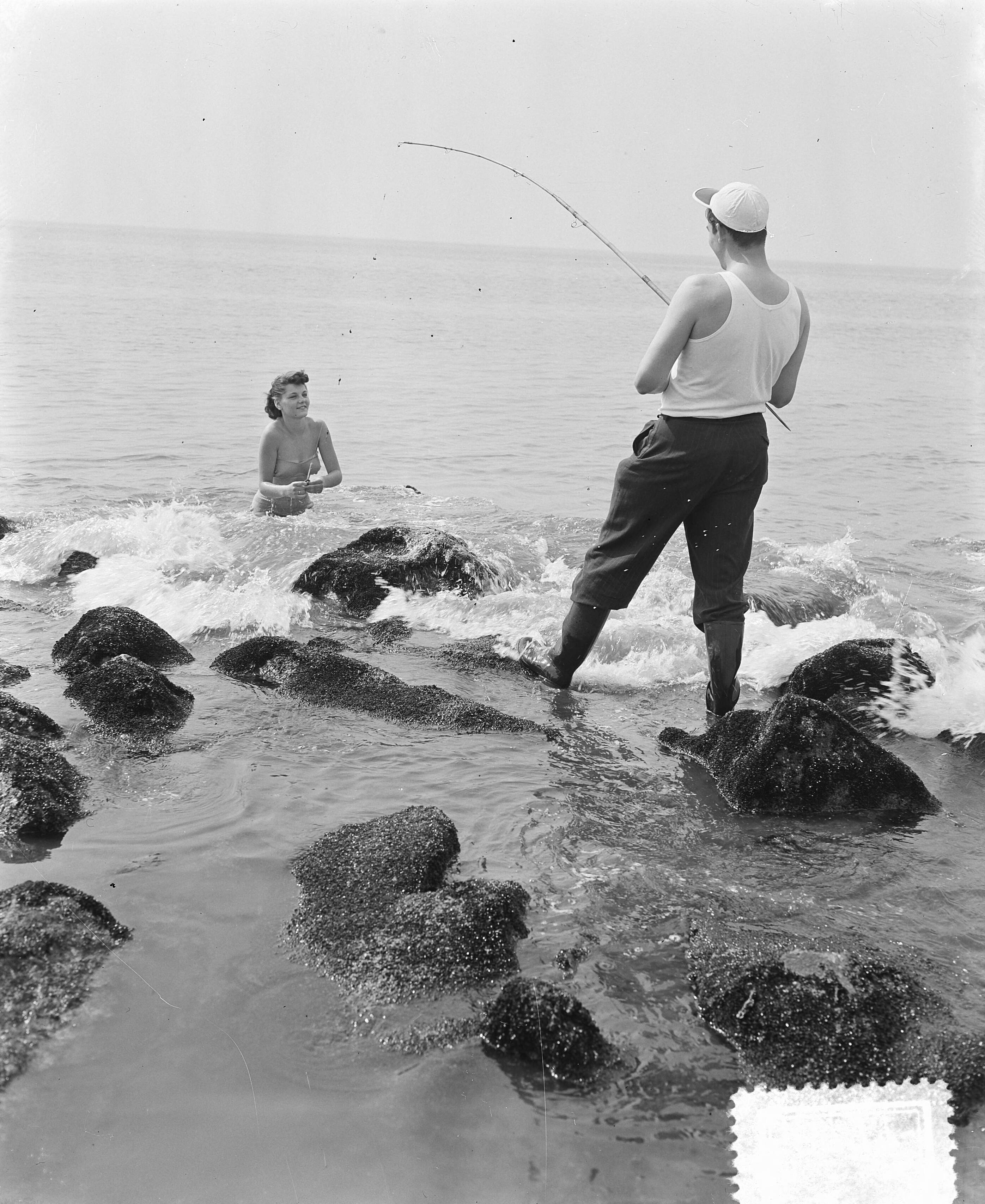 Fotocollectie Anefo — Hete dag aan het strand van Scheveningen. Hengelaar "heeft beet" — Foto: Duinen, H. van / Anefo. Licentie: Set B: Rechtenvrij / Publiek Domein. Bron: Nationaal Archief. http://hdl.handle.net/10648/a910e6ca-d0b4-102d-bcf8-003048976d84