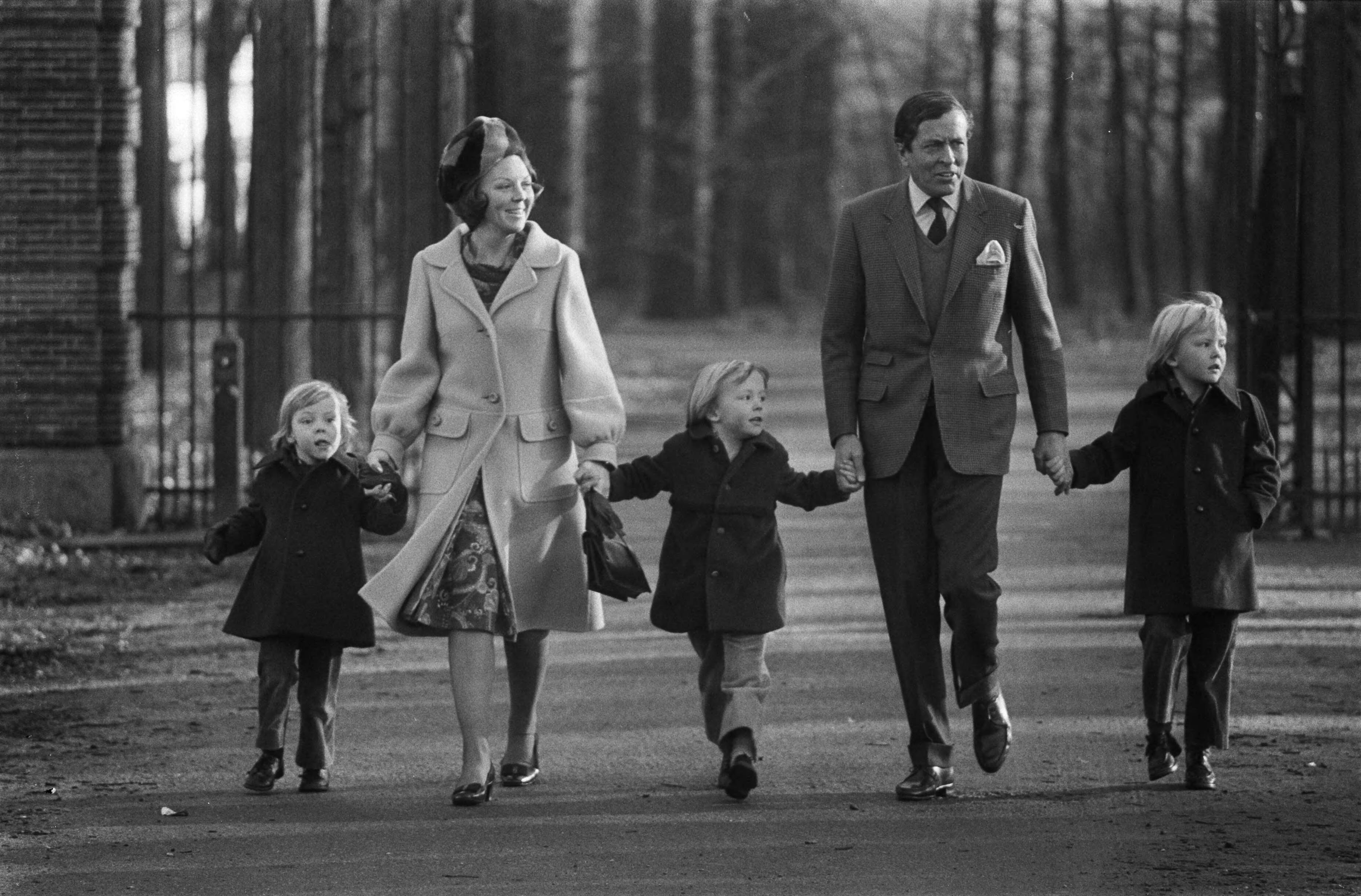 Prinses Beatrix opent het dorpshuis Lage Vuursche — Prinses Beatrix Beatrix, Prins Claus en v.l.n.r. de prinsen Constantijn, Johan Friso en Willem-Alexander lopen naar het dorpshuis — Foto: Fotograaf Onbekend / Anefo. Licentie: Set B: Rechtenvrij / Publiek Domein. Bron: Nationaal Archief. http://hdl.handle.net/10648/ac4277d2-d0b4-102d-bcf8-003048976d84