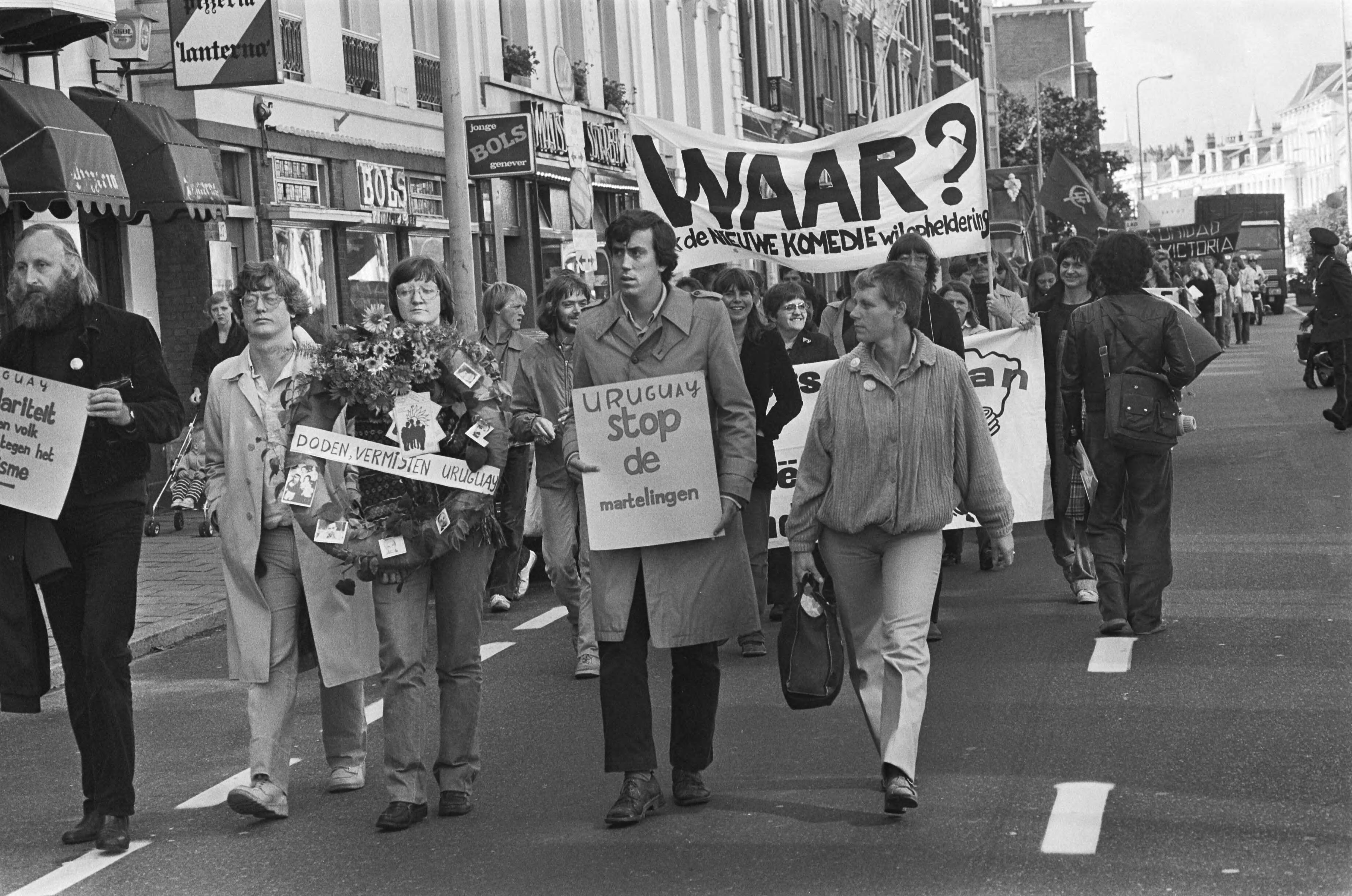 Demonstratie in Den Haag tegen verschillende dictatoriale regimes in Zuid-Amerika — Den Haag|Zuid-Holland|demonstraties |demonstranten |dictators |kransen |spandoeken — Foto: Pereira, Fernando / Anefo. Licentie: Set B: Rechtenvrij / Publiek Domein. Bron: Nationaal Archief. http://hdl.handle.net/10648/ace789c0-d0b4-102d-bcf8-003048976d84