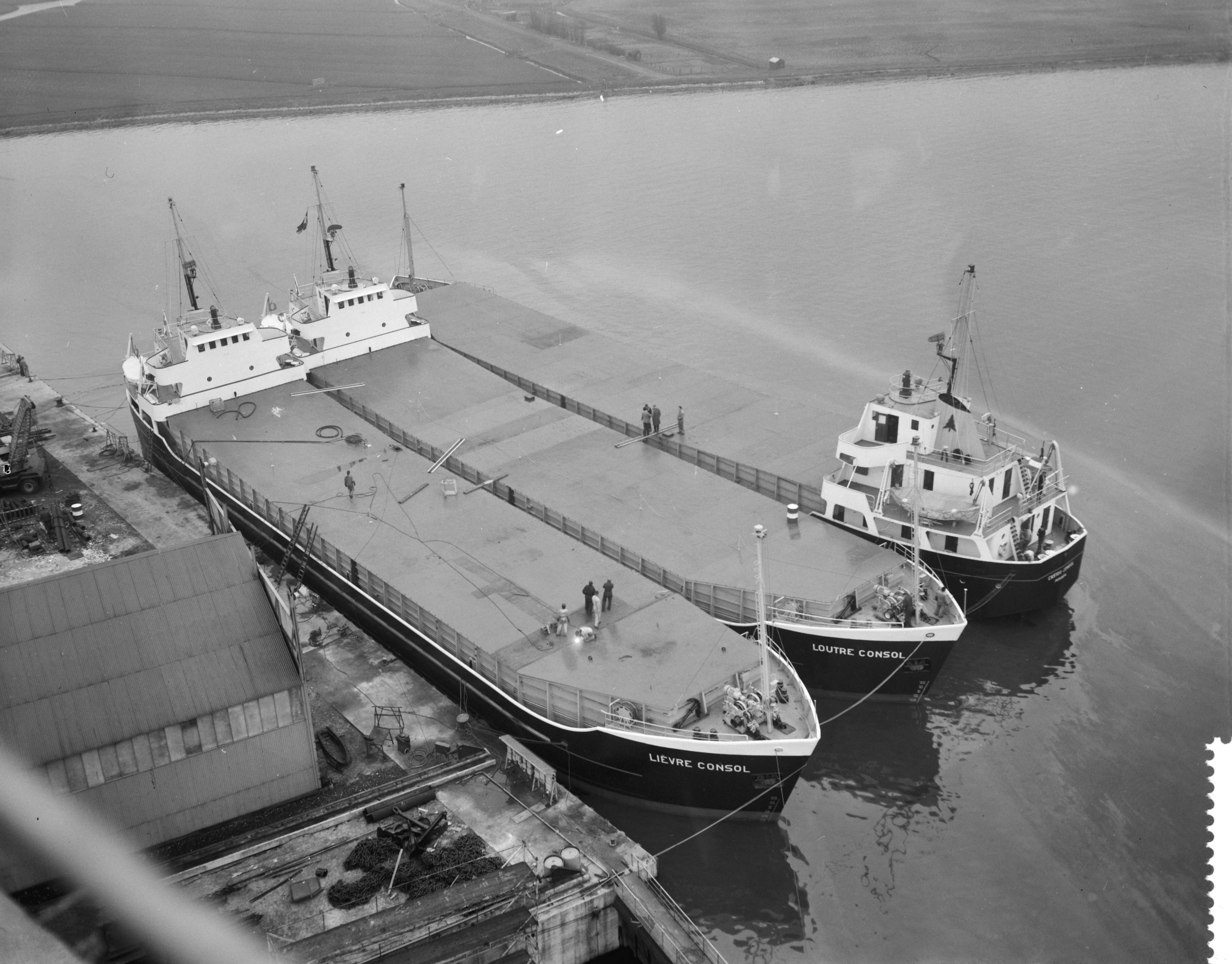 Fotocollectie Anefo — Overdracht schepen (Lièvre Consol, Loutre Consol en Castor Consol) bij de Zaanlandse Scheepsbouw Maatschappij — Foto: Bilsen, Joop van / Anefo. Licentie: Set B: Rechtenvrij / Publiek Domein. Bron: Nationaal Archief. http://hdl.handle.net/10648/a9ab834c-d0b4-102d-bcf8-003048976d84