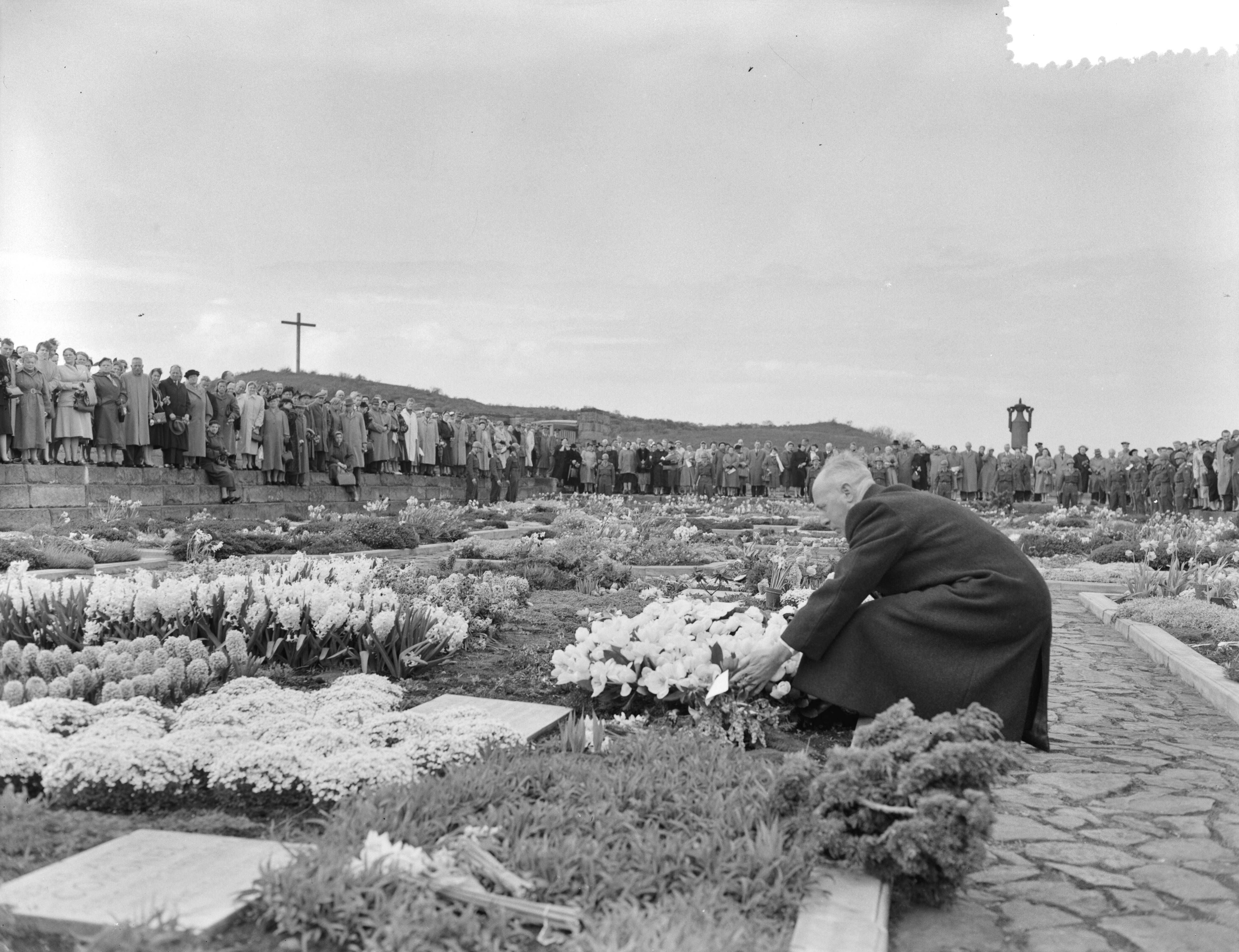 Fotocollectie Anefo — Herdenking op de erebegraafplaats Overveen — Foto: Pot, Harry / Anefo. Licentie: Set B: Rechtenvrij / Publiek Domein. Bron: Nationaal Archief. http://hdl.handle.net/10648/a93502bc-d0b4-102d-bcf8-003048976d84