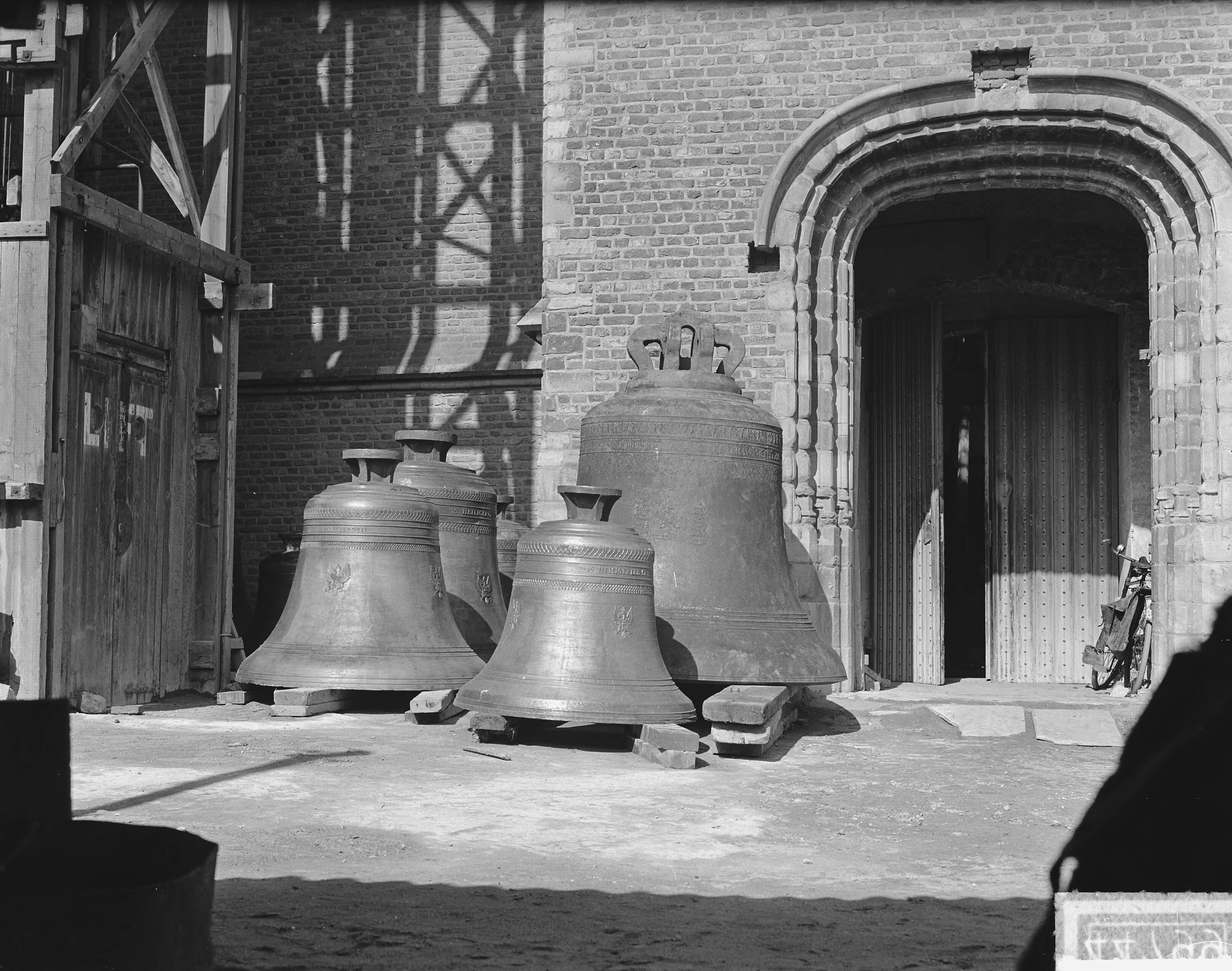 Fotocollectie Anefo — Nieuwe klokken voor Middelburg — Foto: Pot, Harry / Anefo. Licentie: Set B: Rechtenvrij / Publiek Domein. Bron: Nationaal Archief. http://hdl.handle.net/10648/a8e77b0a-d0b4-102d-bcf8-003048976d84