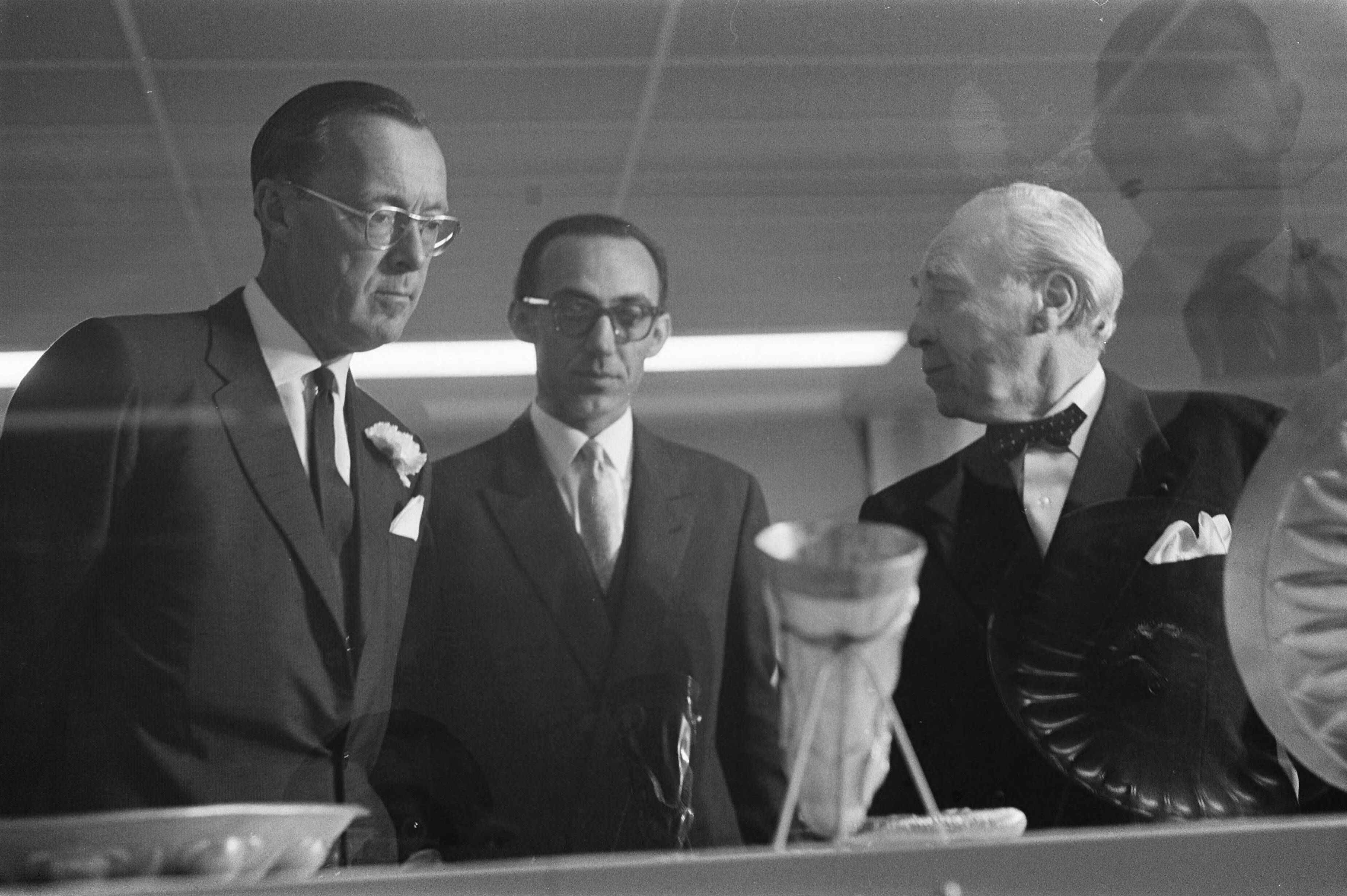 Fotocollectie Anefo — Prins Bernhard opende tentoonstelling 7000 jaar Perzische kunst in het Haagse gemeentemuseum. De prins werd rondgeleid door de directeur van de Franse archeologische dienst in Perzië, prof. Roman Ghirsman. In het midden de Perzische ambassadeur dr. Ferydoun Adamyat — Foto: Pot, Harry / Anefo. Licentie: Set B: Rechtenvrij / Publiek Domein. Bron: Nationaal Archief. http://hdl.handle.net/10648/aa160d20-d0b4-102d-bcf8-003048976d84