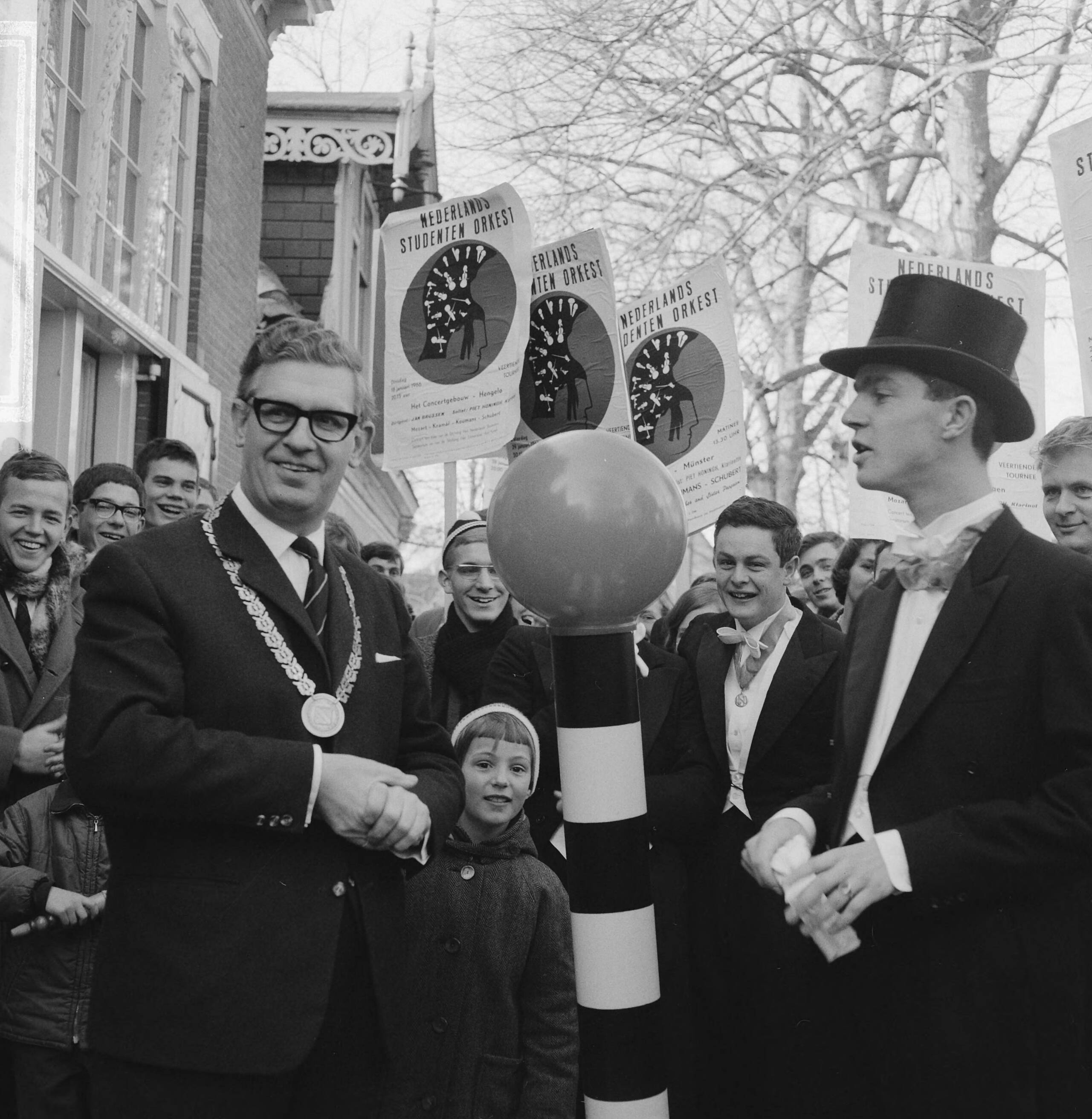 Fotocollectie Anefo — Nederlands Studenten Orkest in Bergen, Noord-Holland — Foto: Kroon, Ron / Anefo. Licentie: Set B: Rechtenvrij / Publiek Domein. Bron: Nationaal Archief. http://hdl.handle.net/10648/aad500fe-d0b4-102d-bcf8-003048976d84