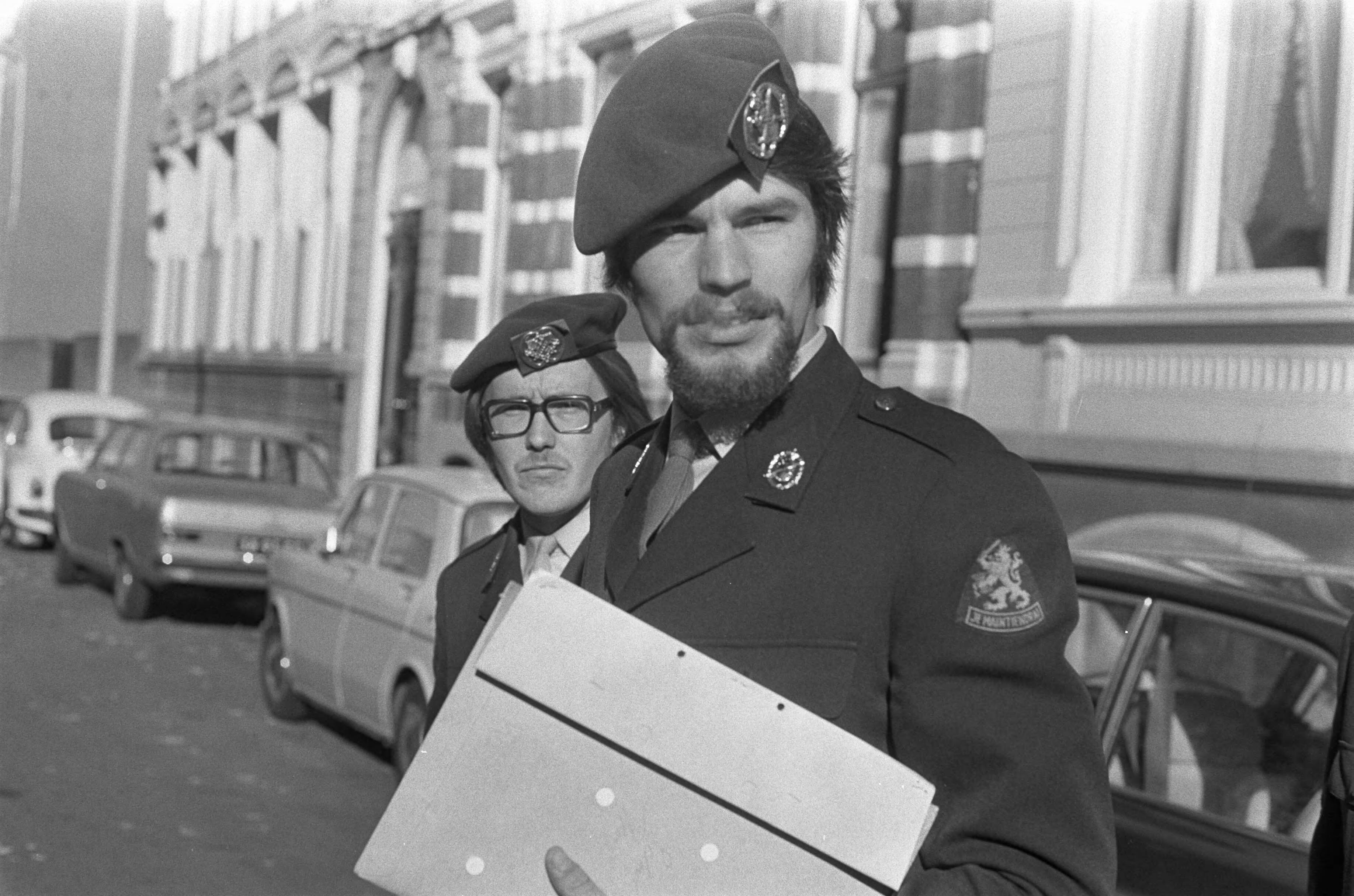 Fotocollectie Anefo — Hoog Militair Gerechtshof behandelt hoger beroep van leden VVDM Den Haag , demonstranten voor gerechtshof — Foto: Peters, Hans / Anefo. Licentie: Set B: Rechtenvrij / Publiek Domein. Bron: Nationaal Archief. http://hdl.handle.net/10648/abd4dede-d0b4-102d-bcf8-003048976d84