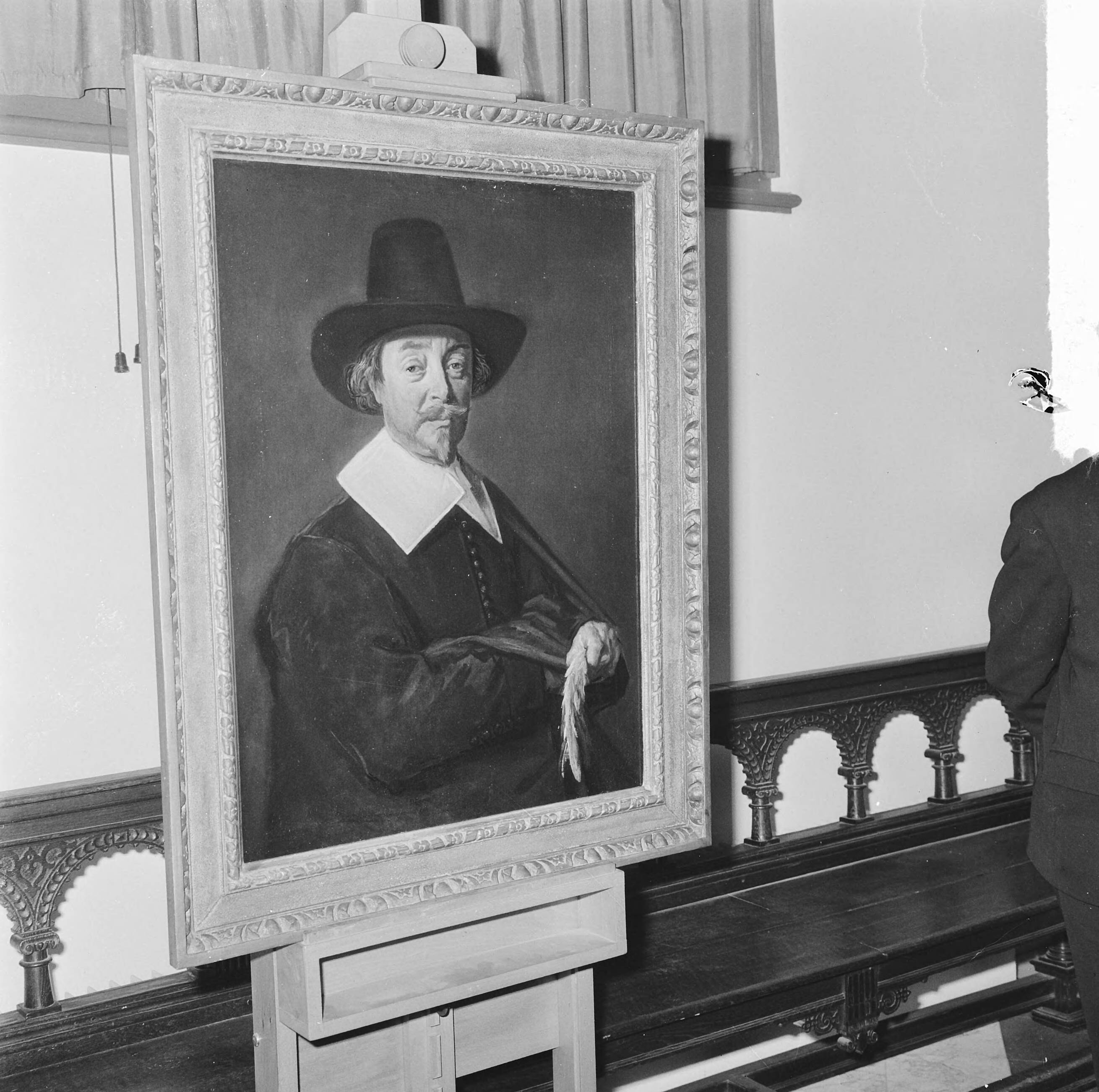 Fotocollectie Anefo — Een nieuwe "oude meester" van Frans Hals ontdekt, het schilderij voorstellende een man met hoed — Foto: Pot, Harry / Anefo. Licentie: Set B: Rechtenvrij / Publiek Domein. Bron: Nationaal Archief. http://hdl.handle.net/10648/aa69c8de-d0b4-102d-bcf8-003048976d84