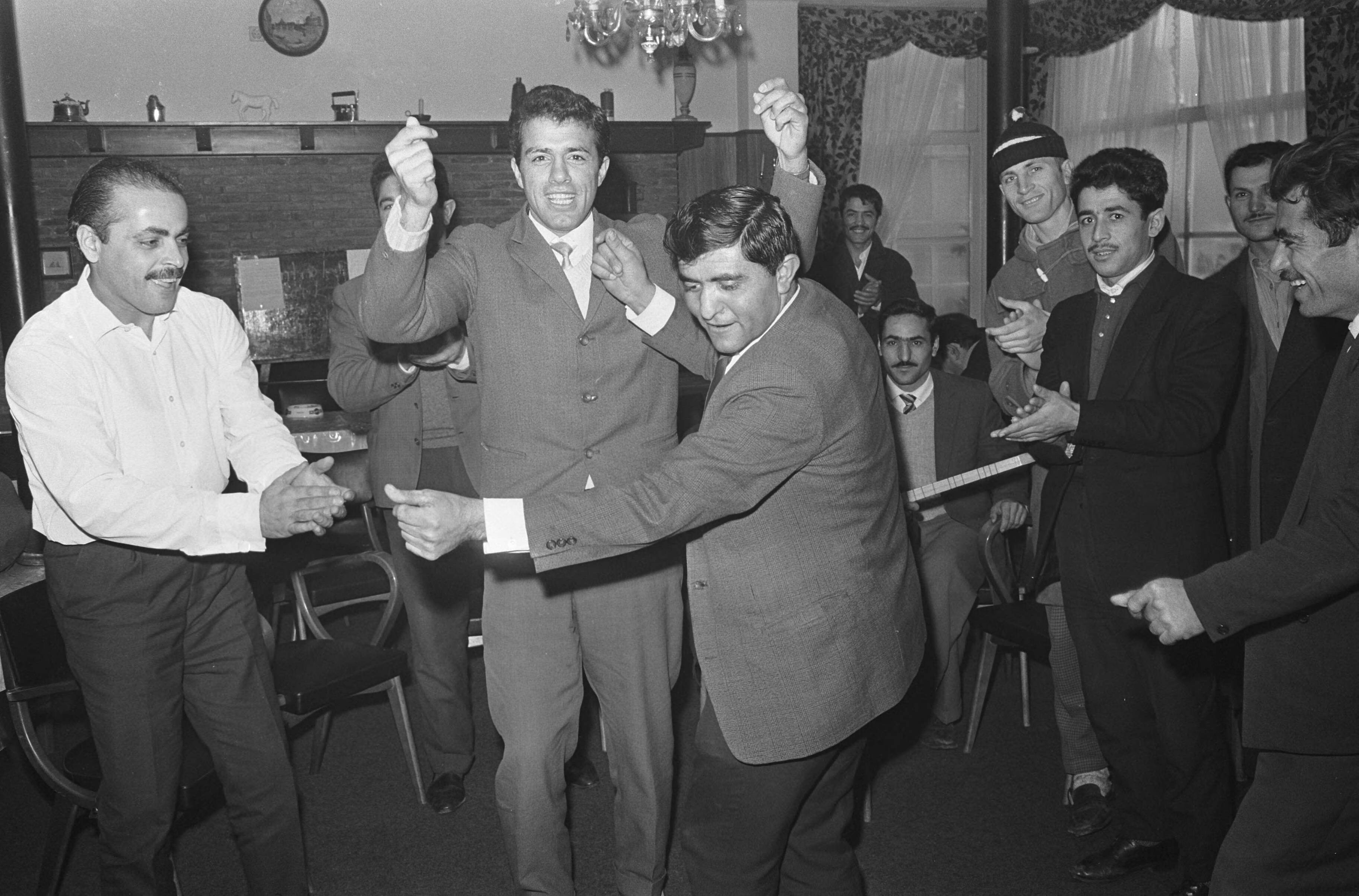 Fotocollectie Anefo — Stakende Turken bij het Zaanse bouwbedrijf NV Indeco Coignet , de Turken in een hotel te Zandvoort — Foto: Koch, Eric / Anefo. Licentie: Set B: Rechtenvrij / Publiek Domein. Bron: Nationaal Archief. http://hdl.handle.net/10648/aa8d6b54-d0b4-102d-bcf8-003048976d84