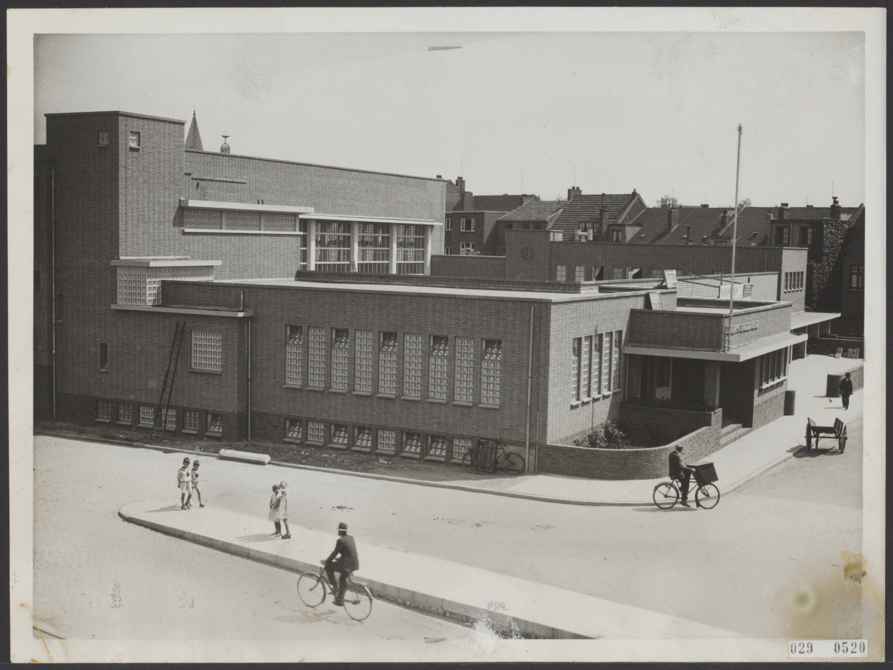 Fotocollectie Elsevier Binnenland — Sportfondsenbad bij de nieuwe Maasbrug te Maastricht zal op zaterdag 4 augustus 1934 geopend worden — Foto: N.V. Polygoon. Licentie: Set B: Rechtenvrij / Publiek Domein. Bron: Nationaal Archief. http://hdl.handle.net/10648/ade228bc-d0b4-102d-bcf8-003048976d84