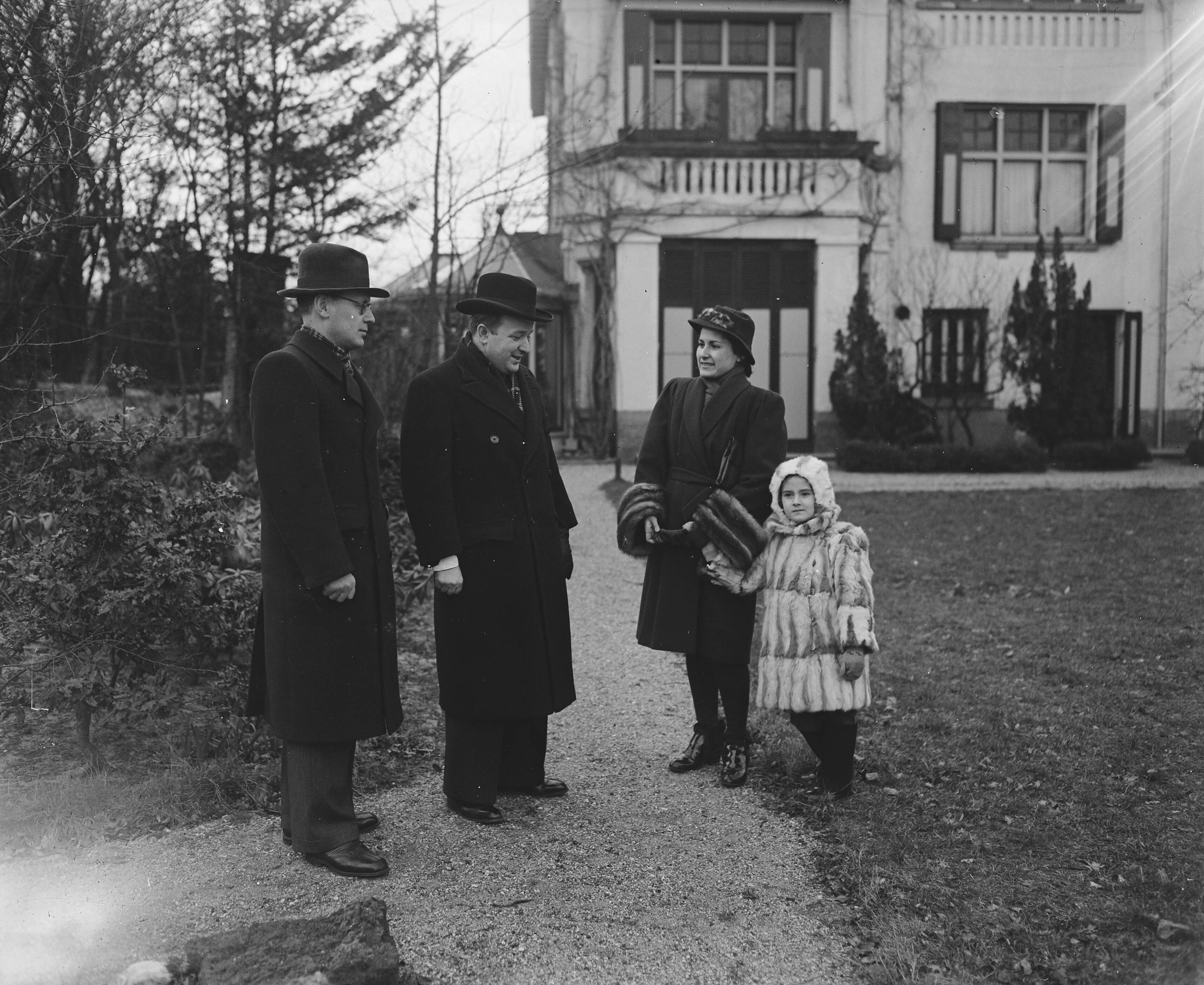 Fotocollectie Anefo — Wereldkampioenschappen schaken te Den Haag. Botwinnik met vrouw en dochter in tuin. 2e van links de Russische ambassadeur Valkov — Foto: Snikkers, Anton / Anefo. Licentie: Set B: Rechtenvrij / Publiek Domein. Bron: Nationaal Archief. http://hdl.handle.net/10648/a8b2ed2c-d0b4-102d-bcf8-003048976d84
