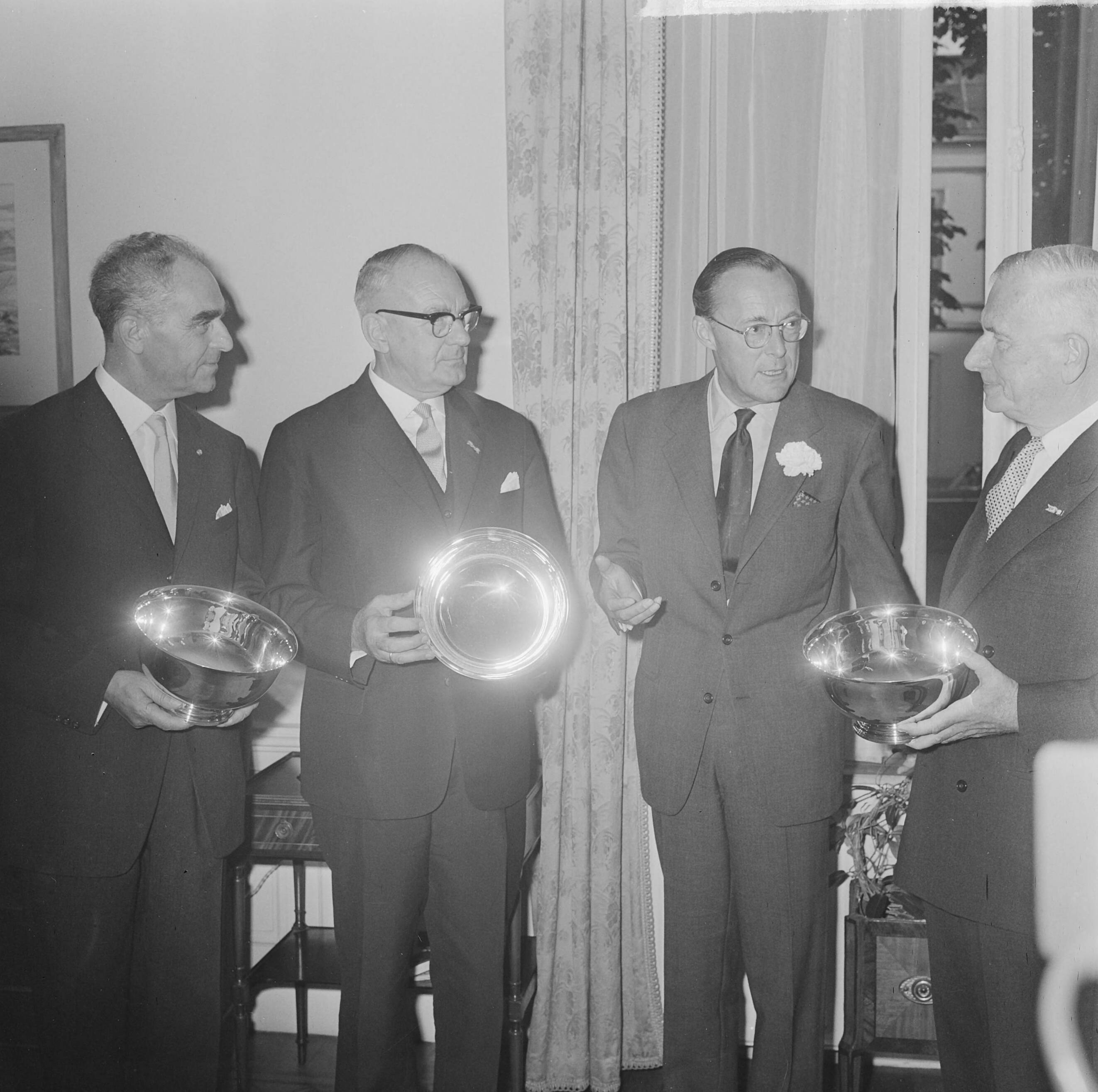 Fotocollectie Anefo — Uitreiking Peter Stuyvesant prijzen in het huis Amerika zaakgelastigde mr. Fisher te Den Haag , v.l.n.r. mr. H. Drugin (fokkerfabriek), dr. J. Meynen — Foto: Koch, Eric / Anefo. Licentie: Set B: Rechtenvrij / Publiek Domein. Bron: Nationaal Archief. http://hdl.handle.net/10648/aa7b2ef8-d0b4-102d-bcf8-003048976d84