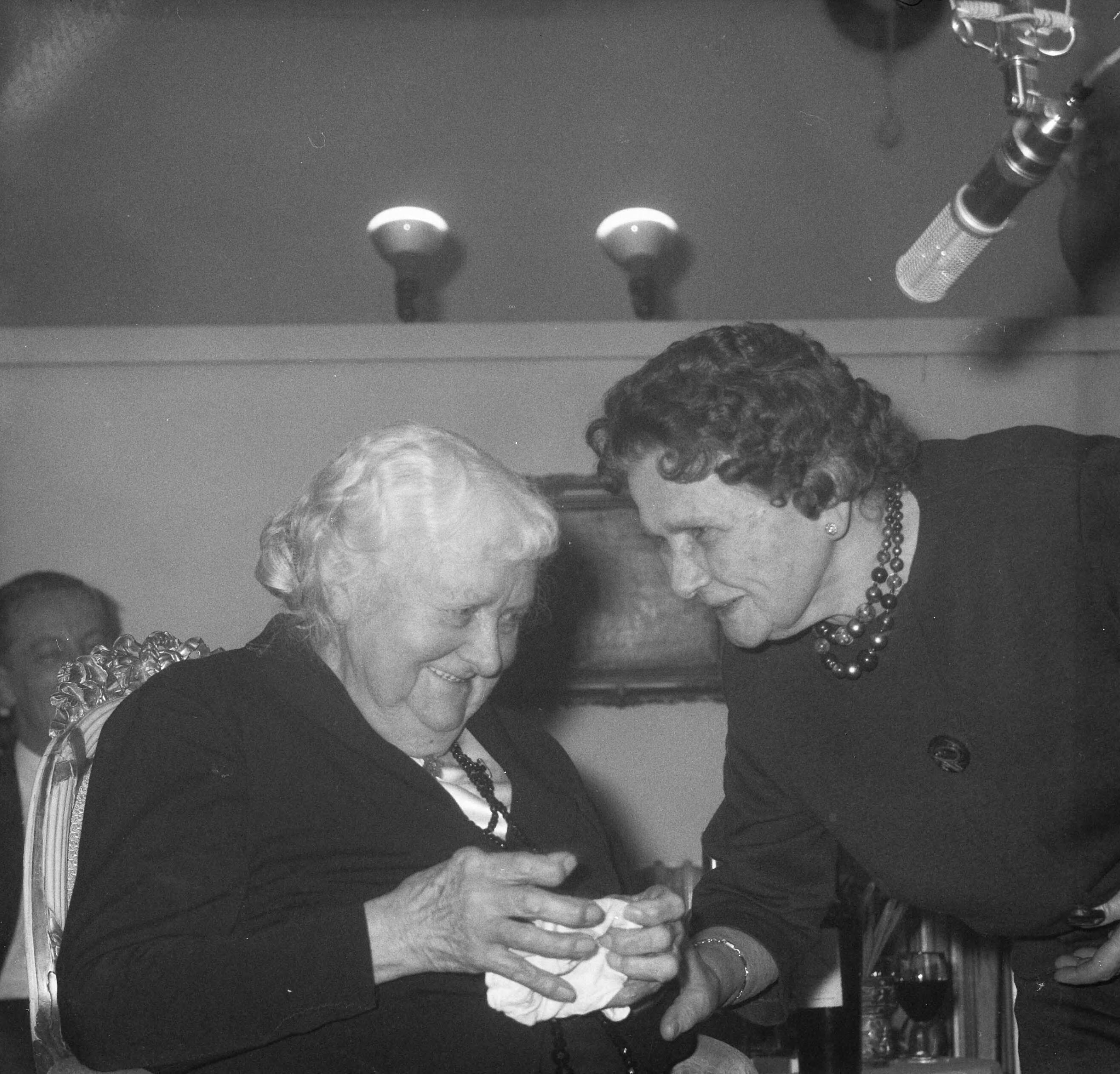 Fotocollectie Anefo — VARA-radioprogramma "Dit is uw Leven". mevrouw ter Hall Kohler met kleedster F. Jansen — Foto: Nijs, Jac. de / Anefo. Licentie: Set B: Rechtenvrij / Publiek Domein. Bron: Nationaal Archief. http://hdl.handle.net/10648/a9f7e052-d0b4-102d-bcf8-003048976d84