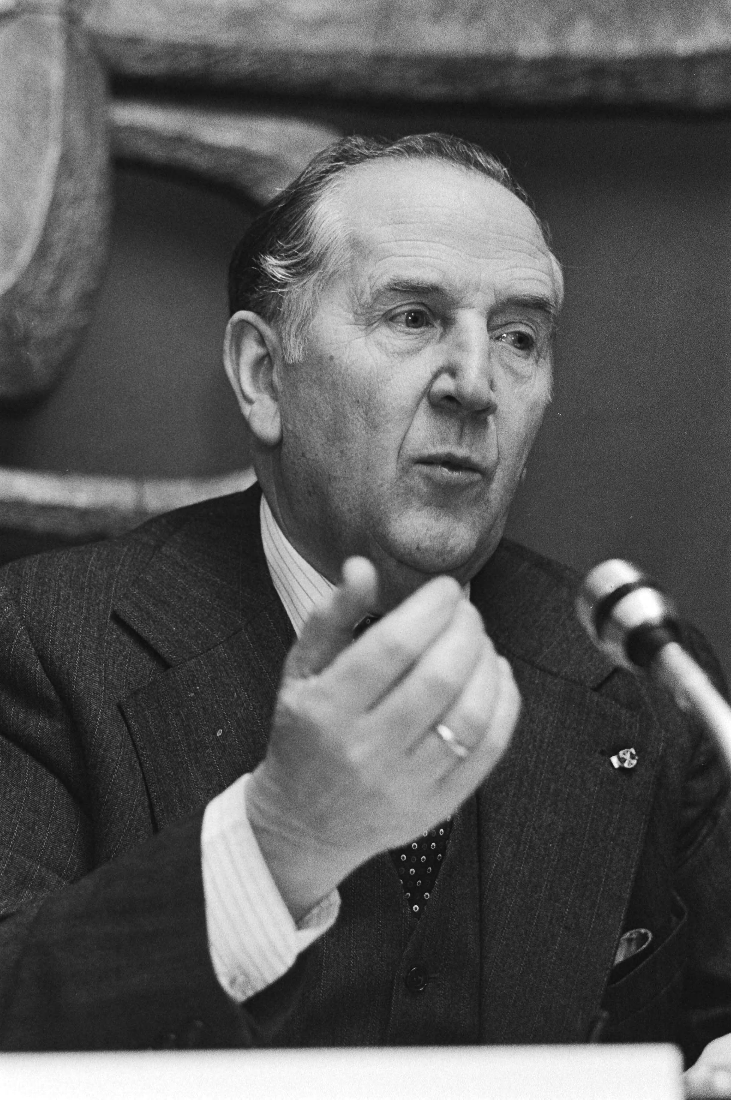 Fotocollectie Anefo — Persconferentie VNO in Den Haag over visie ondernemers over 1981. VNO-voorzitter Van Veen aan het woord — Foto: Croes, Rob C. / Anefo. Licentie: Set B: Rechtenvrij / Publiek Domein. Bron: Nationaal Archief. http://hdl.handle.net/10648/acf25b02-d0b4-102d-bcf8-003048976d84