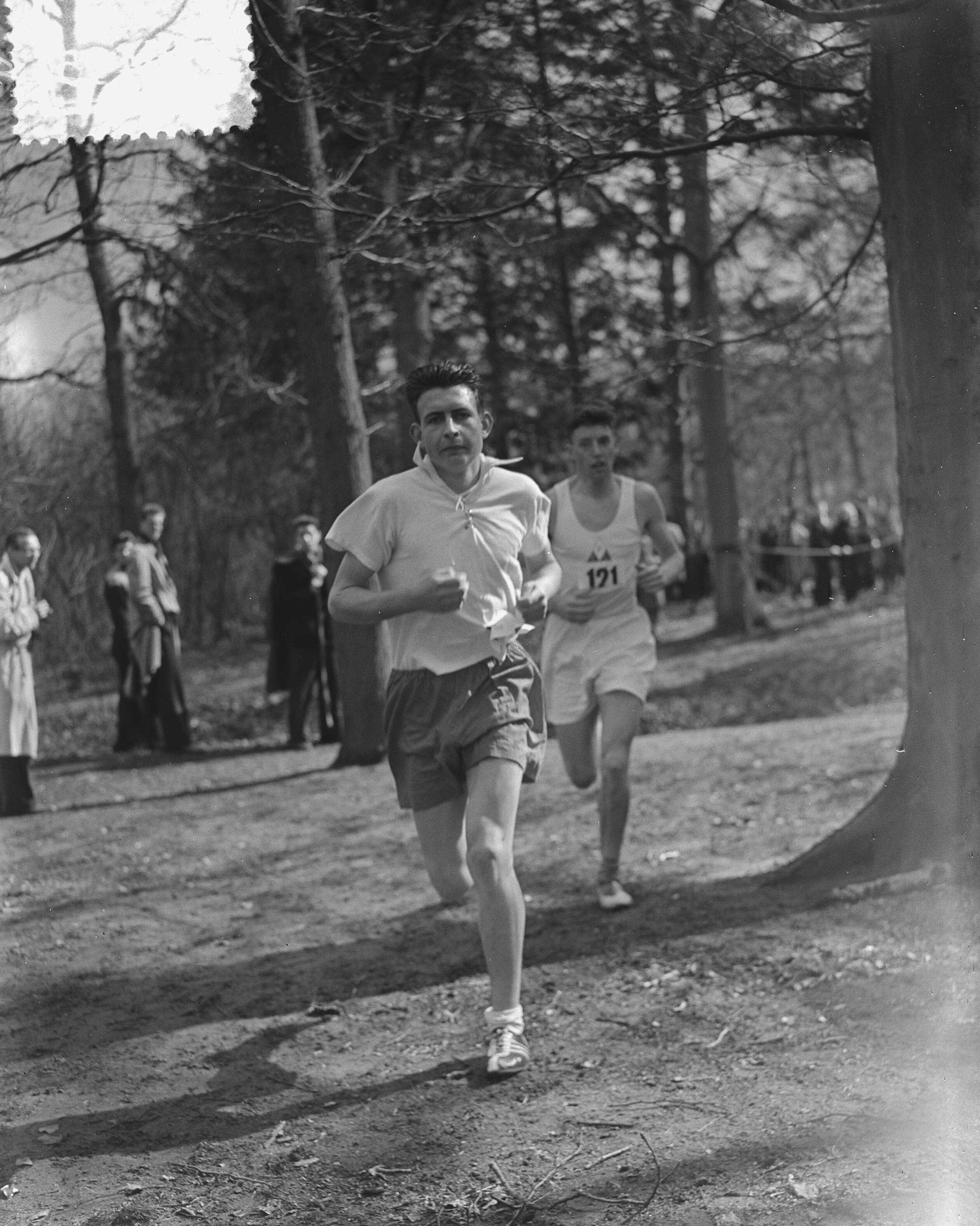 Fotocollectie Anefo — Veldloopkampioenschappen van Nederland in Wassenaar. Junioren A. voorop Joep Delnoye (RKAVM) , R. Spierenburg (PEC) — Foto: Bilsen, Joop van / Anefo. Licentie: Set B: Rechtenvrij / Publiek Domein. Bron: Nationaal Archief. http://hdl.handle.net/10648/a909c4da-d0b4-102d-bcf8-003048976d84