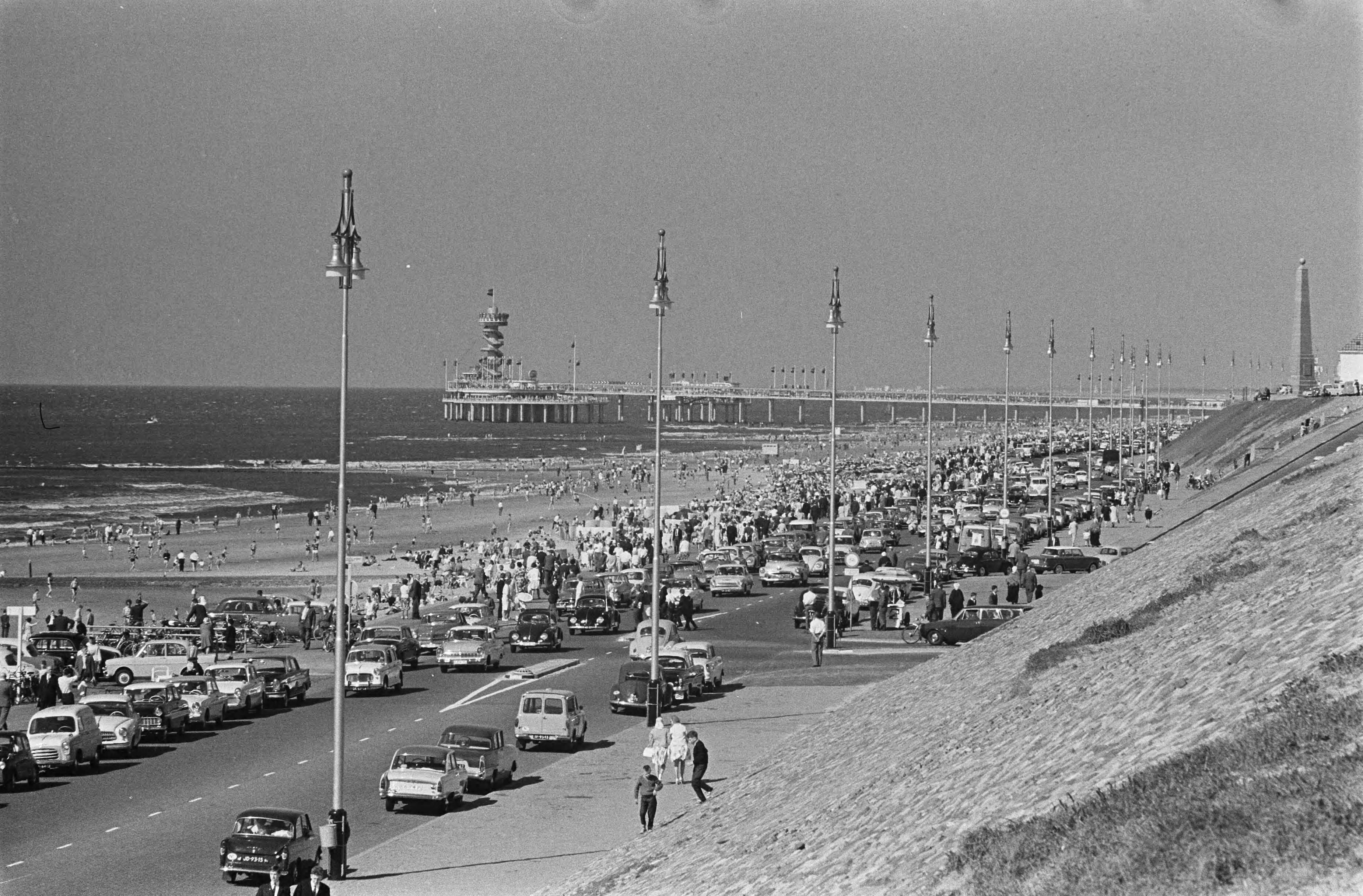 Fotocollectie Anefo — Pinksterweekenddrukte, de boulevard te Scheveningen met pier en strand — Foto: Koch, Eric / Anefo. Licentie: Set B: Rechtenvrij / Publiek Domein. Bron: Nationaal Archief. http://hdl.handle.net/10648/aa392a44-d0b4-102d-bcf8-003048976d84