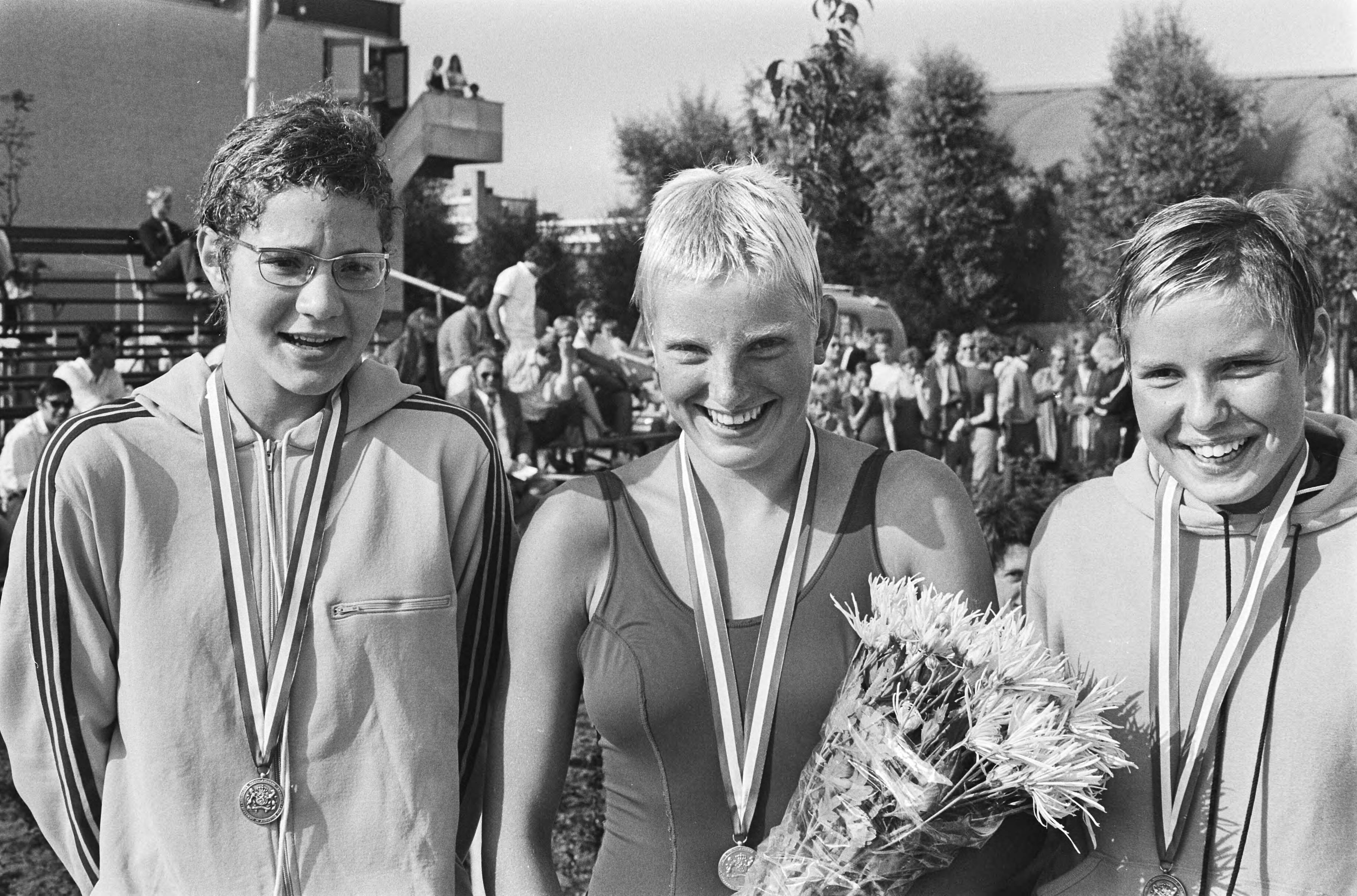 Fotocollectie Anefo — Nationale zwemkampioenschappen te Den Haag zwembad Overbosch, huldiging 800 meter vrije slag meisjes onder 1 jaar v.l.n.r. Anke Rijnders (2e), Hansje Bunschoten — Foto: Peters, Hans / Anefo. Licentie: Set B: Rechtenvrij / Publiek Domein. Bron: Nationaal Archief. http://hdl.handle.net/10648/abc7ef62-d0b4-102d-bcf8-003048976d84