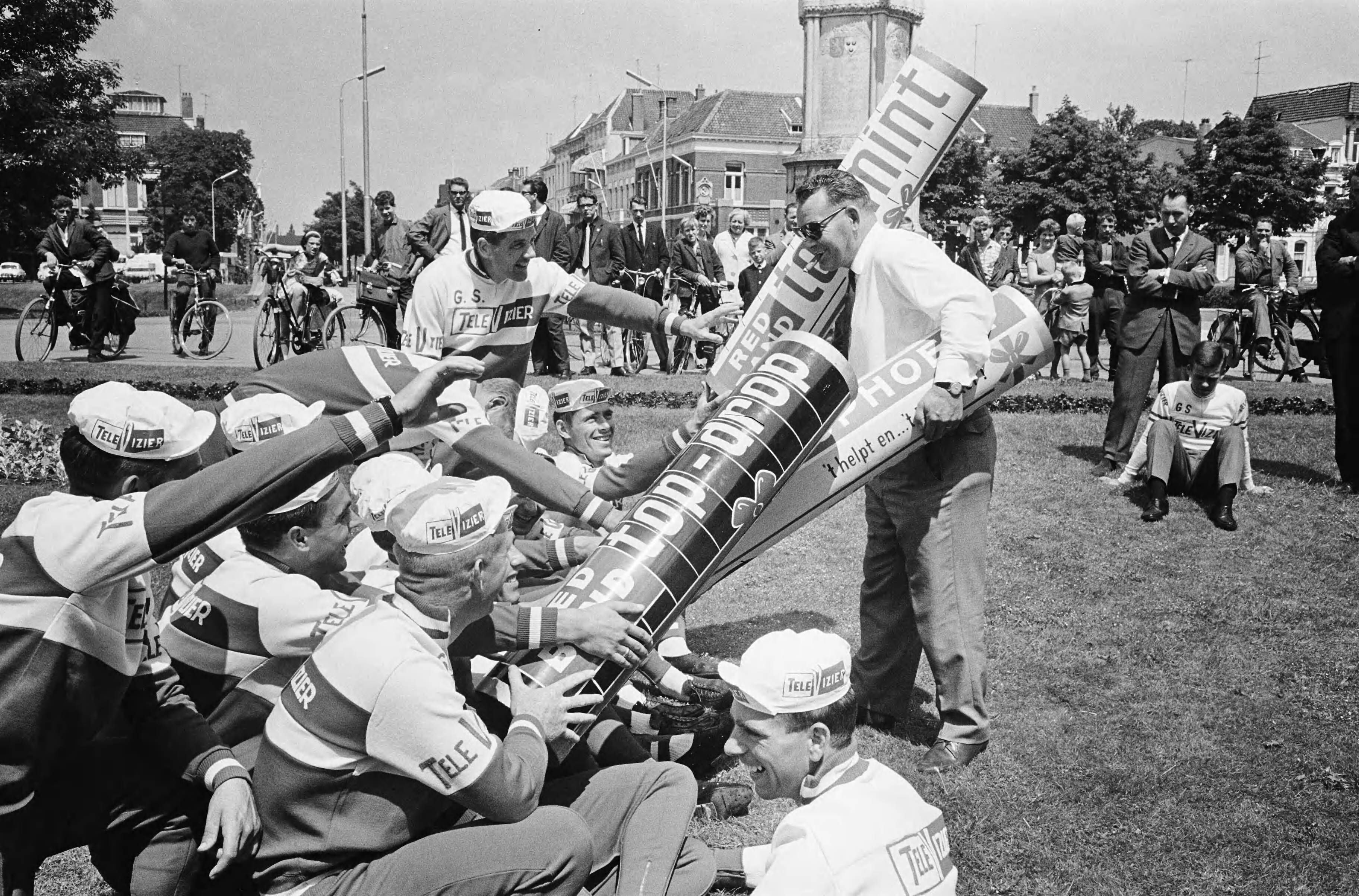 Fotocollectie Anefo — Persconferentie Tour de France ploeg in Breda — Foto: Pot, Harry / Anefo. Licentie: Set B: Rechtenvrij / Publiek Domein. Bron: Nationaal Archief. http://hdl.handle.net/10648/aa6c7908-d0b4-102d-bcf8-003048976d84
