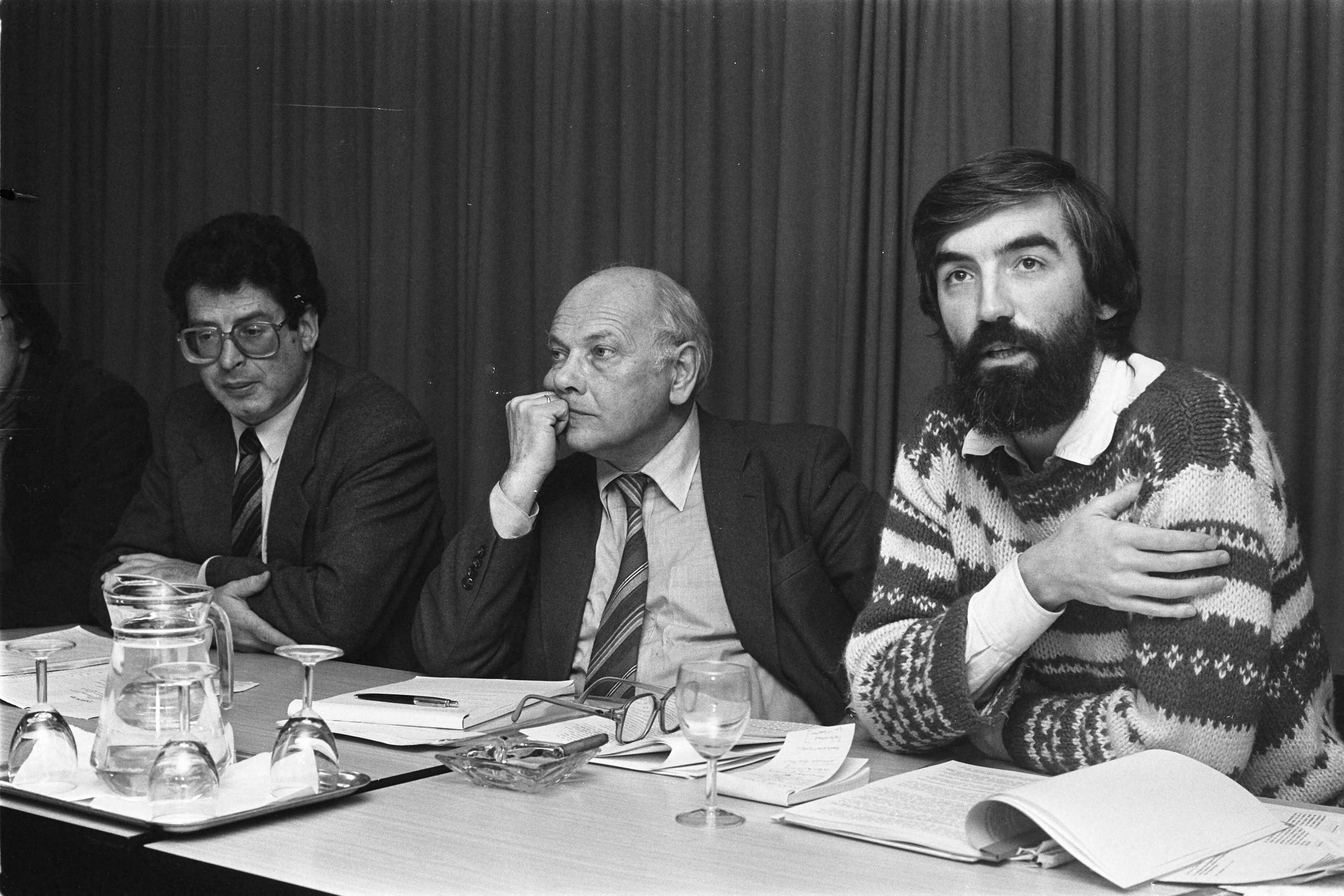 Fotocollectie Anefo — Persconferentie PvdA over verkiezingsprogramma "weerwoord vanmiddag in Den Haag , Van Thijn , Den Uyl Van der Berg — Foto: Croes, Rob C. / Anefo. Licentie: Set B: Rechtenvrij / Publiek Domein. Bron: Nationaal Archief. http://hdl.handle.net/10648/acefb9c4-d0b4-102d-bcf8-003048976d84