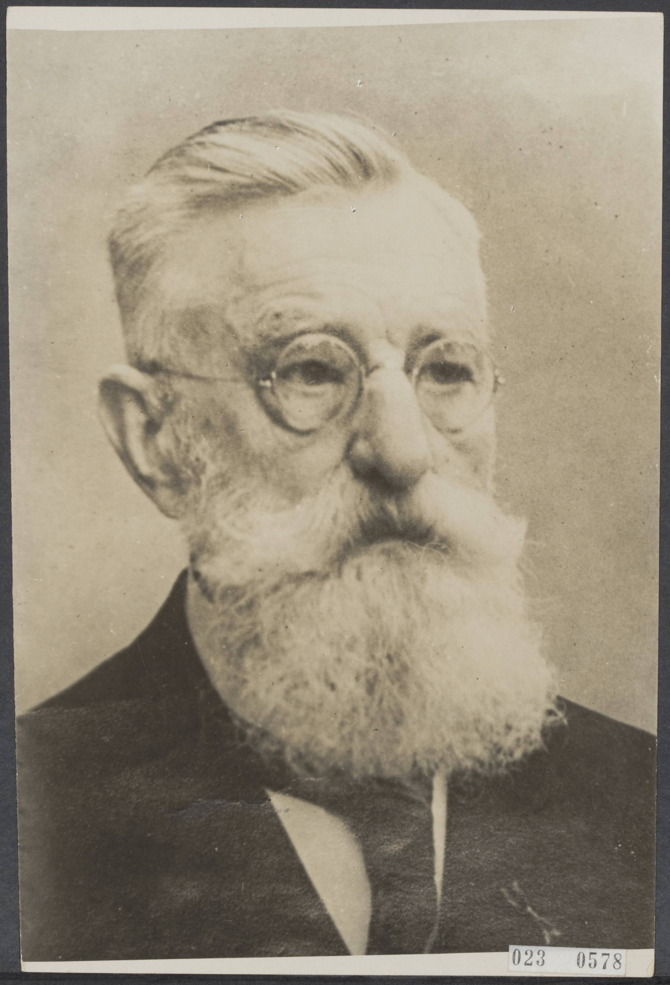 Fotocollectie Elsevier Binnenland — Dr. L. Th. van Kleef, oud-geneesheer-directeur en chirurg aan het ziekenhuis Calvariënberg te Maastricht, overleden — Foto: N.V. Vereenigde Fotobureaux. Licentie: Set B: Rechtenvrij / Publiek Domein. Bron: Nationaal Archief. http://hdl.handle.net/10648/add4ef6c-d0b4-102d-bcf8-003048976d84