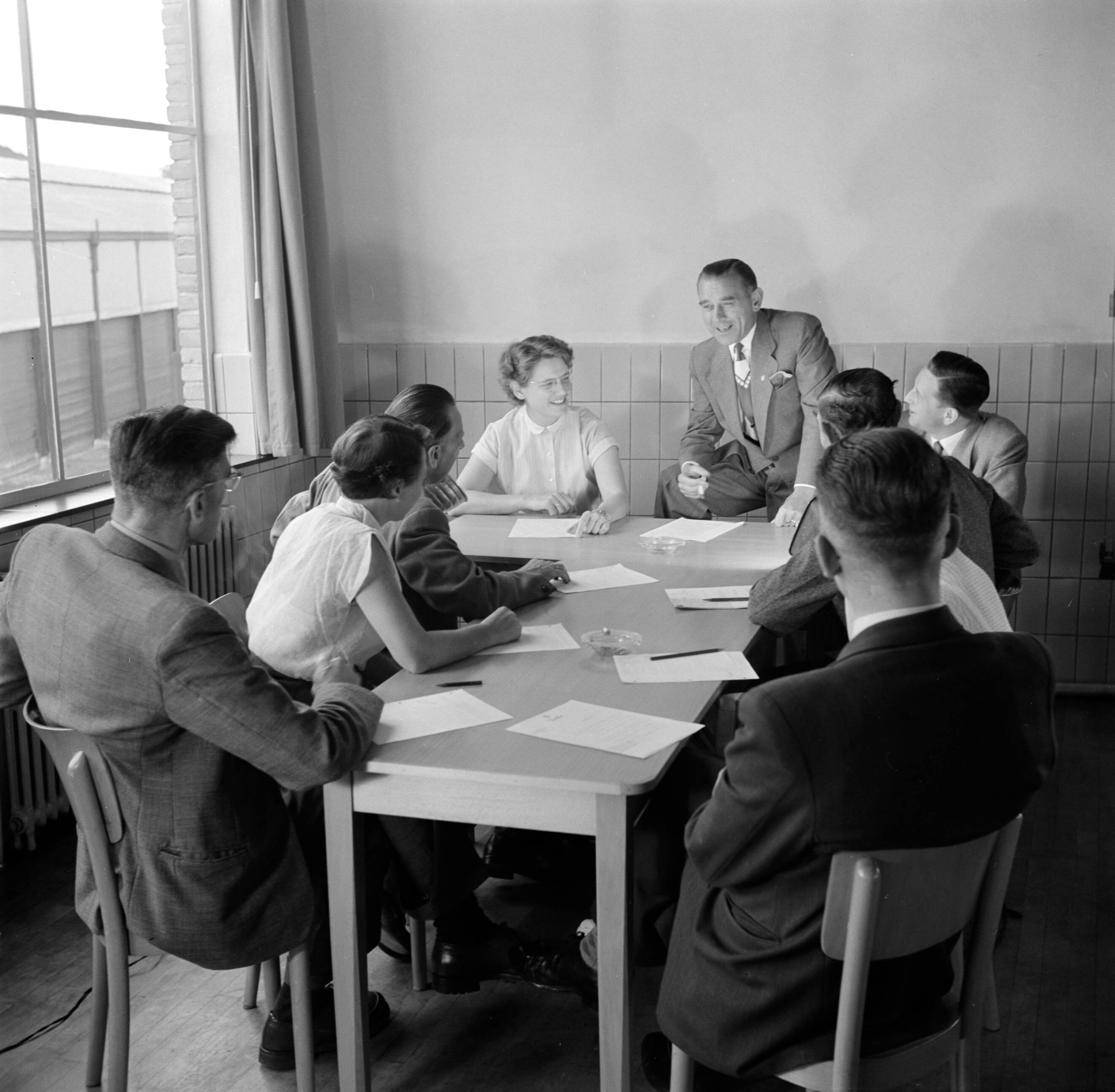 Reportage Kerko Haarlem — Bespreking met het personeel bij overhemdenbedrijf Kerko — Foto: Poll, Willem van de. Licentie: Set B: Rechtenvrij / Publiek Domein. Bron: Nationaal Archief. http://hdl.handle.net/10648/aecbd8ae-d0b4-102d-bcf8-003048976d84