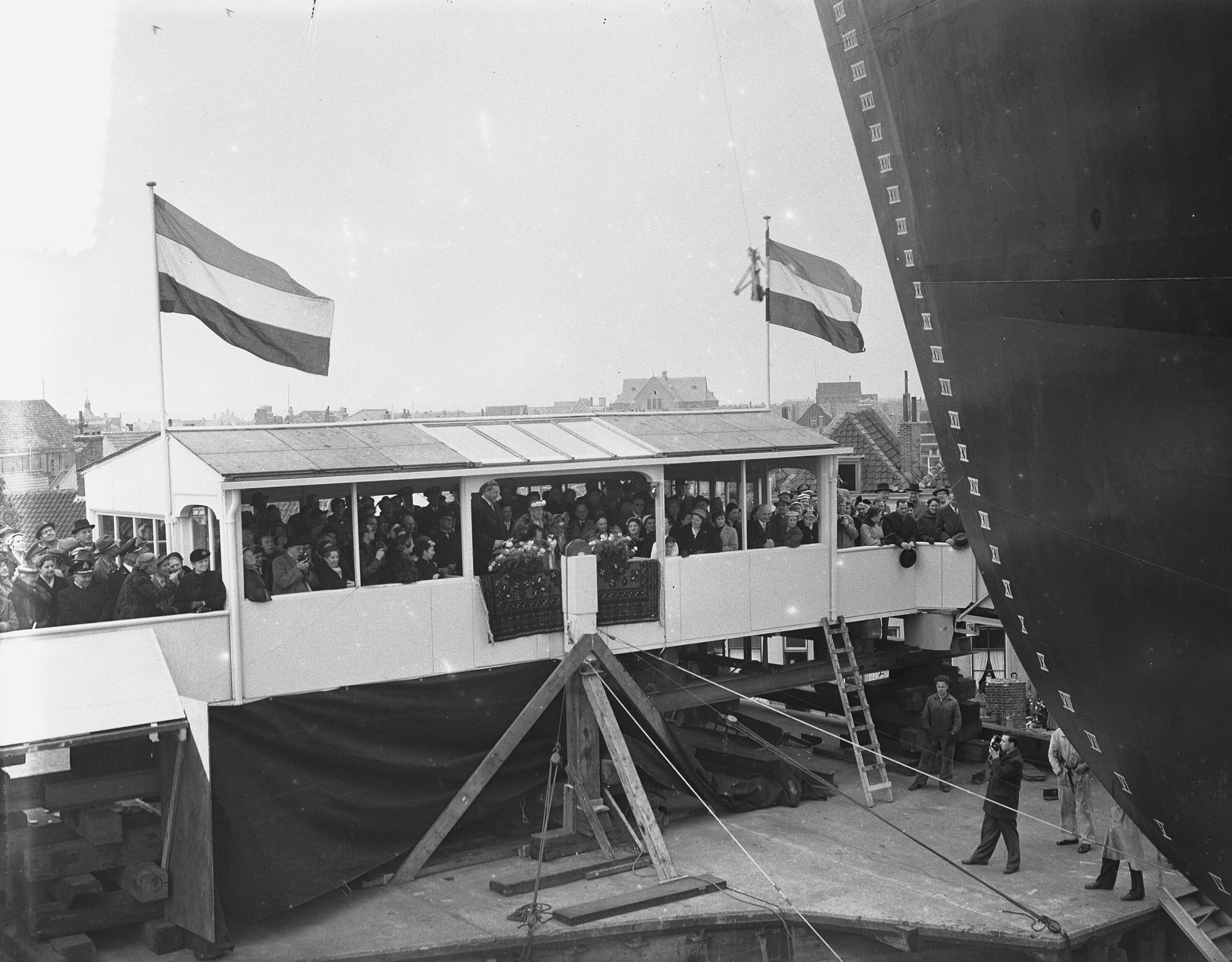 Fotocollectie Anefo — Tewaterlating van de tanker "Moordrecht" bij de N.V. Kon. Mij. "De Schelde" te Vlissingen. De doopplechtigheid werd verricht door de 84-jarige mevr. C.E.H. van Ommeren-van Ommeren — Foto: Bilsen, Joop van / Anefo. Licentie: Set B: Rechtenvrij / Publiek Domein. Bron: Nationaal Archief. http://hdl.handle.net/10648/a93464c4-d0b4-102d-bcf8-003048976d84