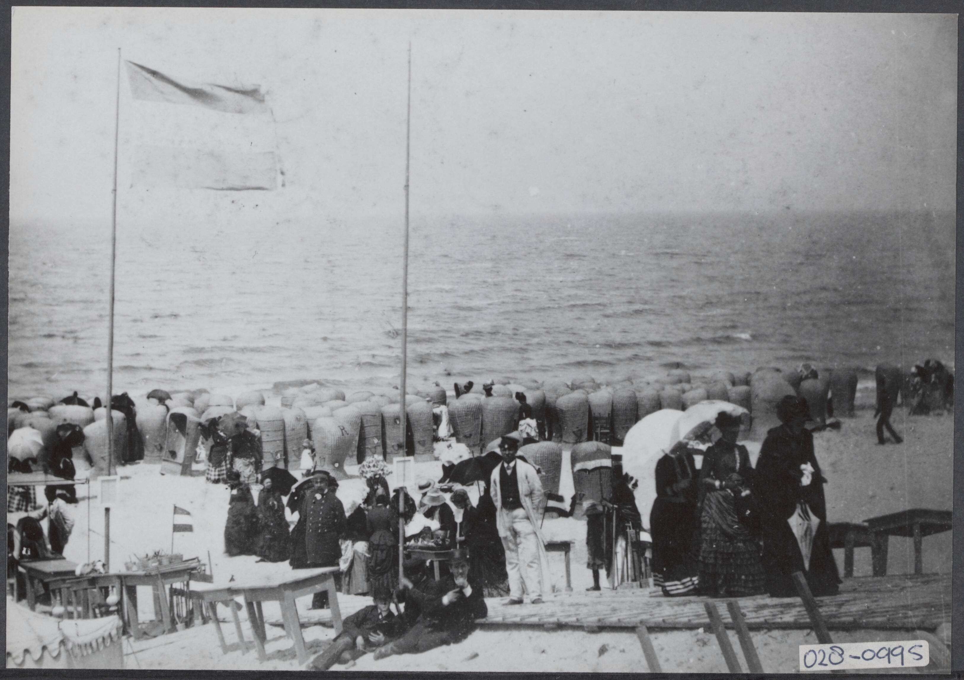 Fotocollectie Elsevier Binnenland — Scheveningen. Strand — Foto: Onbekend / Publiek Domein of Rechtenvrij. Licentie: Set B: Rechtenvrij / Publiek Domein. Bron: Nationaal Archief. http://hdl.handle.net/10648/addf7522-d0b4-102d-bcf8-003048976d84