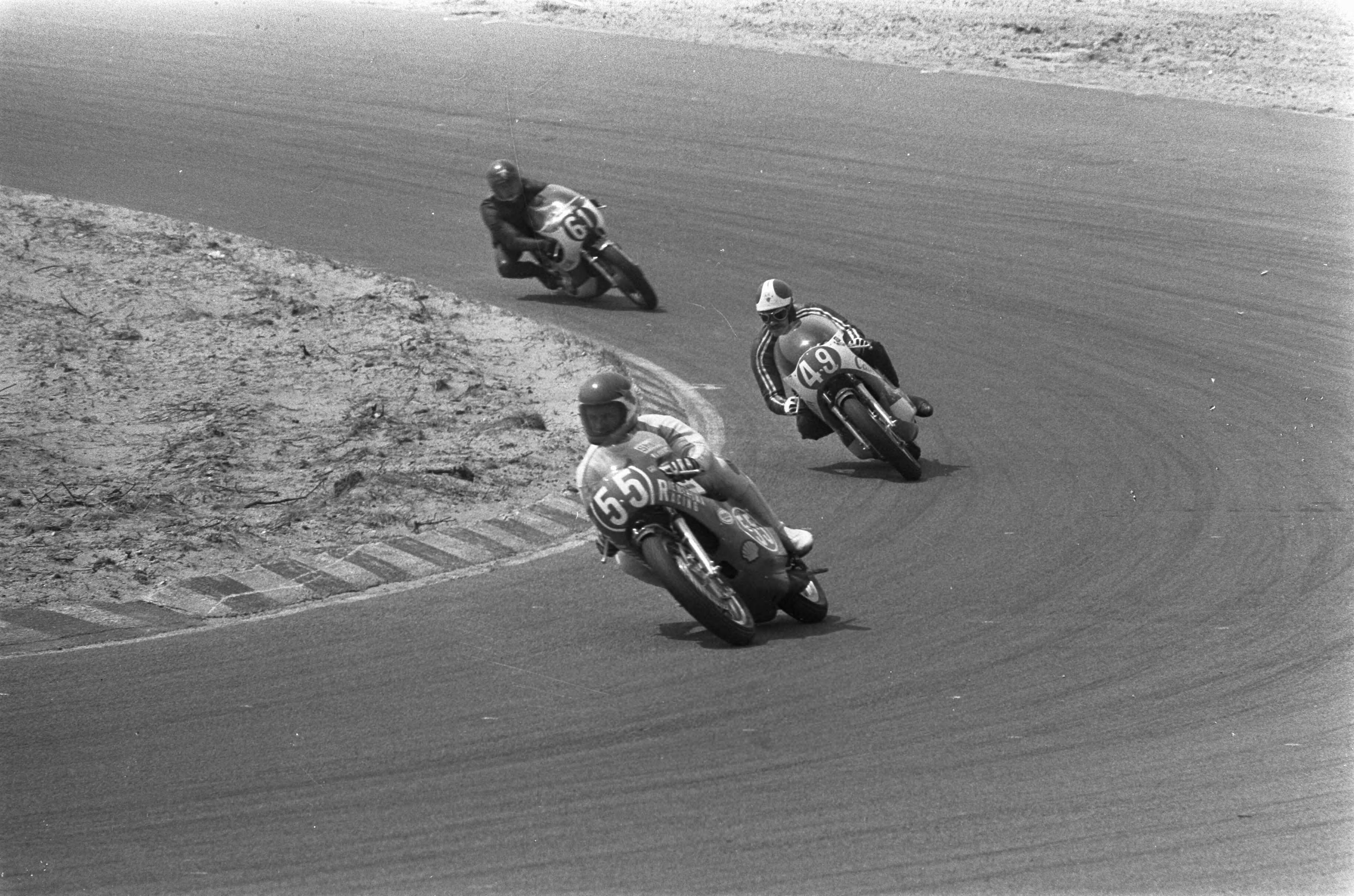 Fotocollectie Anefo — Motorraces op circuit Zandvoort, 350 cc-race, op kop Wil Hartog (nummer 55), achter hem Rob Bron (nummer 49) — Foto: Verhoeff, Bert / Anefo. Licentie: Set B: Rechtenvrij / Publiek Domein. Bron: Nationaal Archief. http://hdl.handle.net/10648/ac2d5f64-d0b4-102d-bcf8-003048976d84