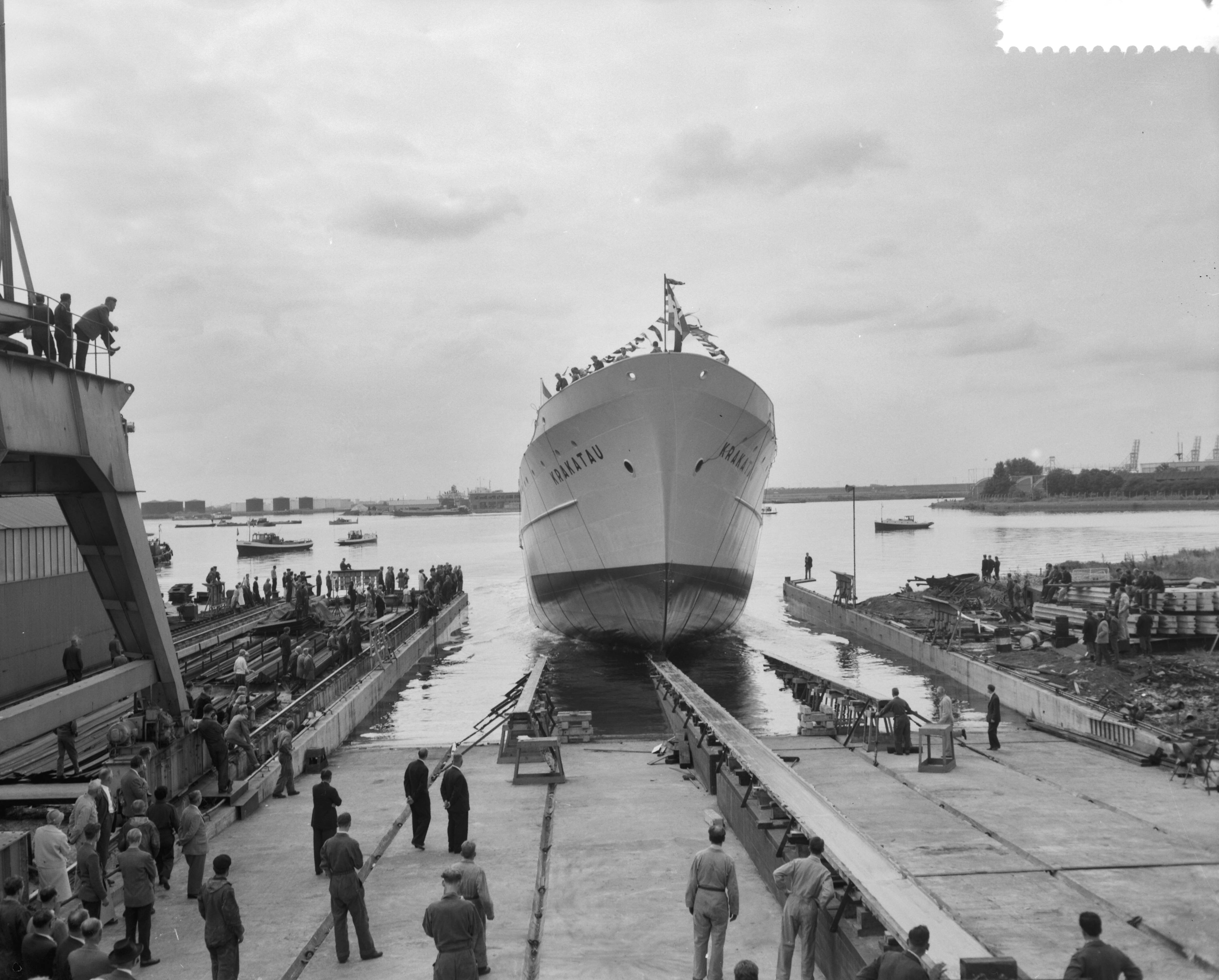 Fotocollectie Anefo — Tewaterlating dubbelschroefveerschip "Krakatau" bij de Zaanlandse Scheepsbouw Mij. — Foto: Bilsen, Joop van / Anefo. Licentie: Set B: Rechtenvrij / Publiek Domein. Bron: Nationaal Archief. http://hdl.handle.net/10648/a99dd134-d0b4-102d-bcf8-003048976d84