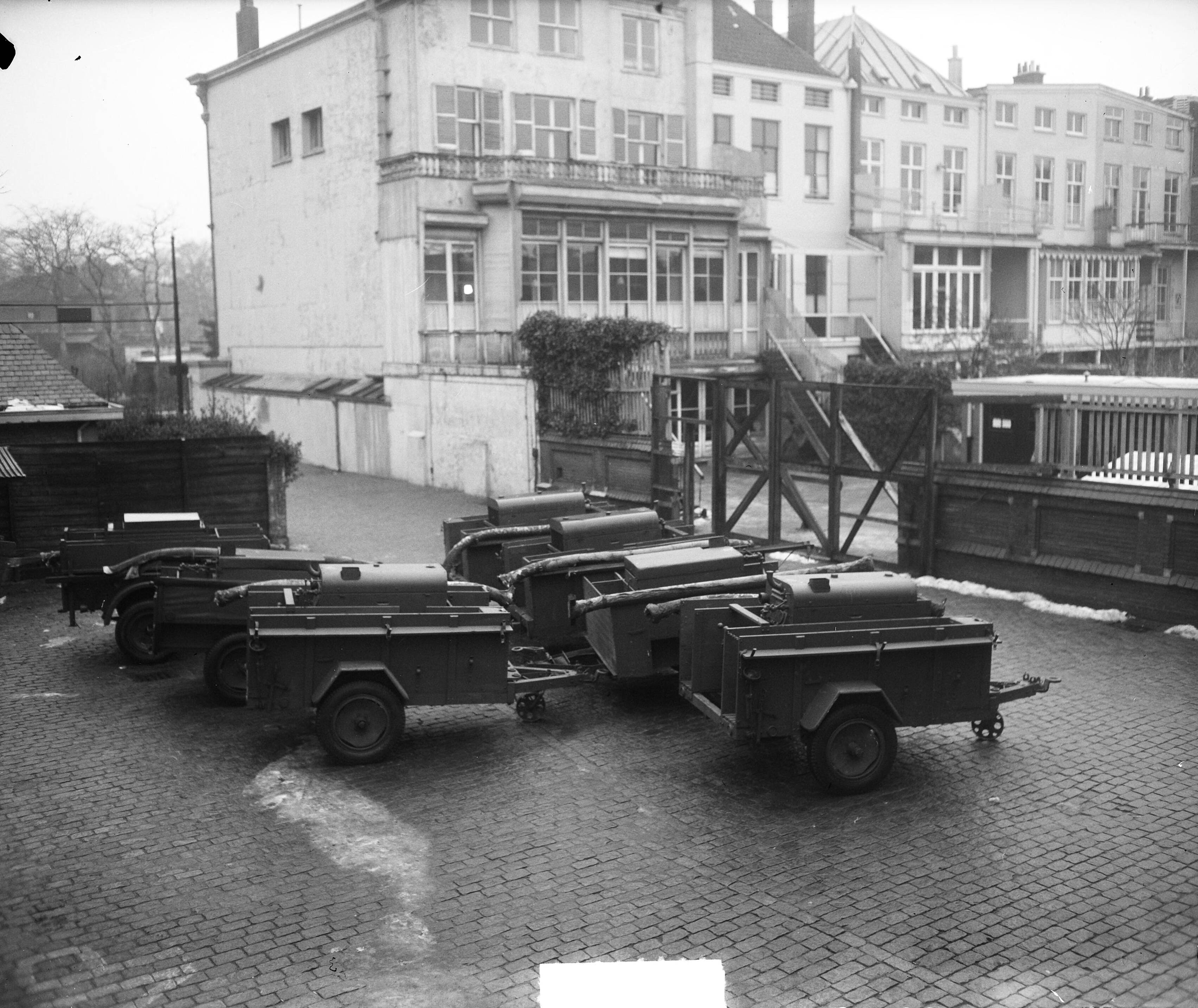 Fotocollectie Anefo — Brandweermateriaal voor burgerverdediging. Aanbieding in Den Haag — Foto: Duinen, H. van / Anefo. Licentie: Set B: Rechtenvrij / Publiek Domein. Bron: Nationaal Archief. http://hdl.handle.net/10648/a8e46cc6-d0b4-102d-bcf8-003048976d84