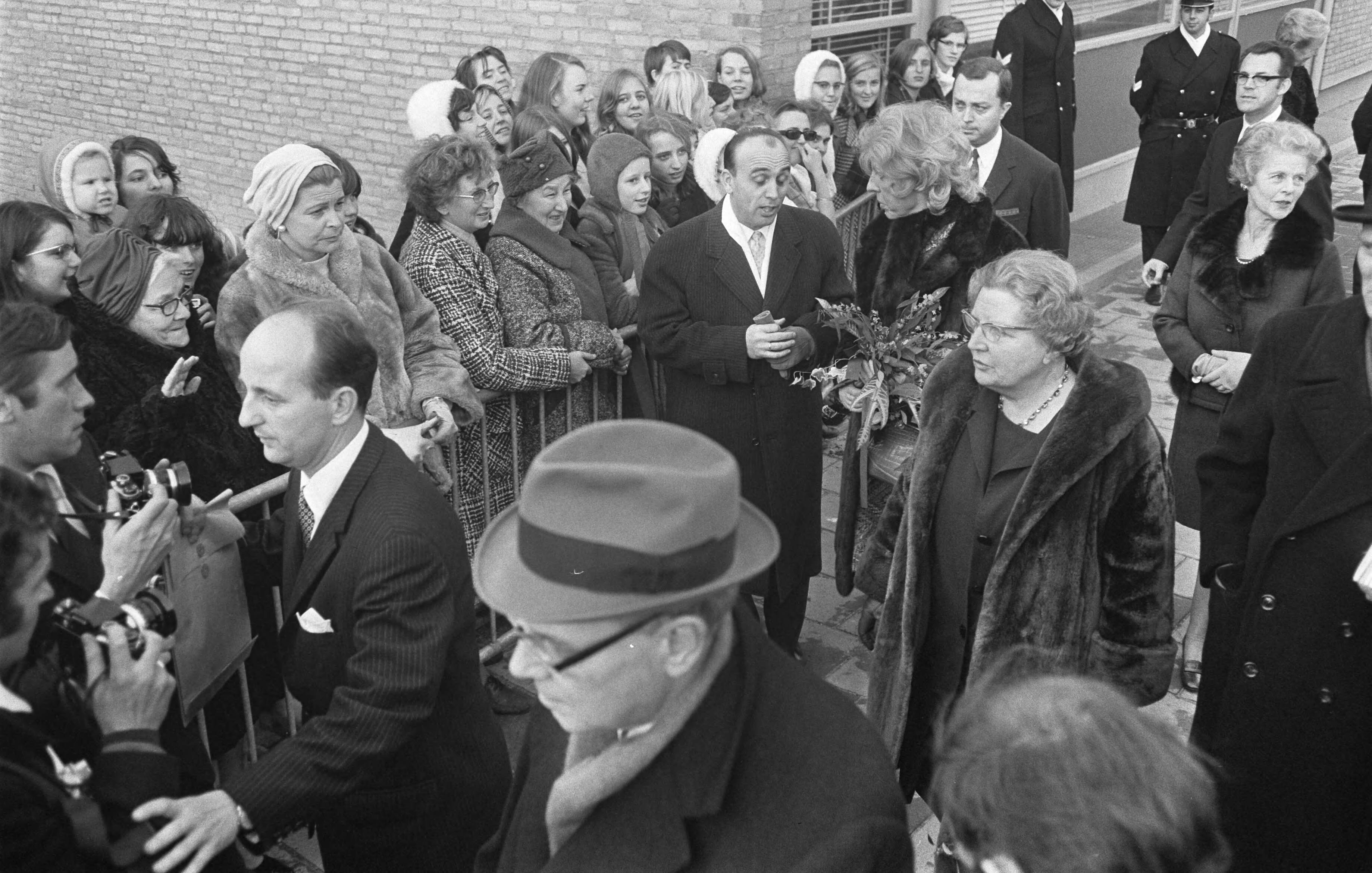 Fotocollectie Anefo — Koningin Juliana en Claude Pompidou-Cahour bezoeken de Waalse school in Mariahoeve, Den Haag — Foto: Koch, Eric / Anefo. Licentie: Set B: Rechtenvrij / Publiek Domein. Bron: Nationaal Archief. http://hdl.handle.net/10648/ab845a2c-d0b4-102d-bcf8-003048976d84