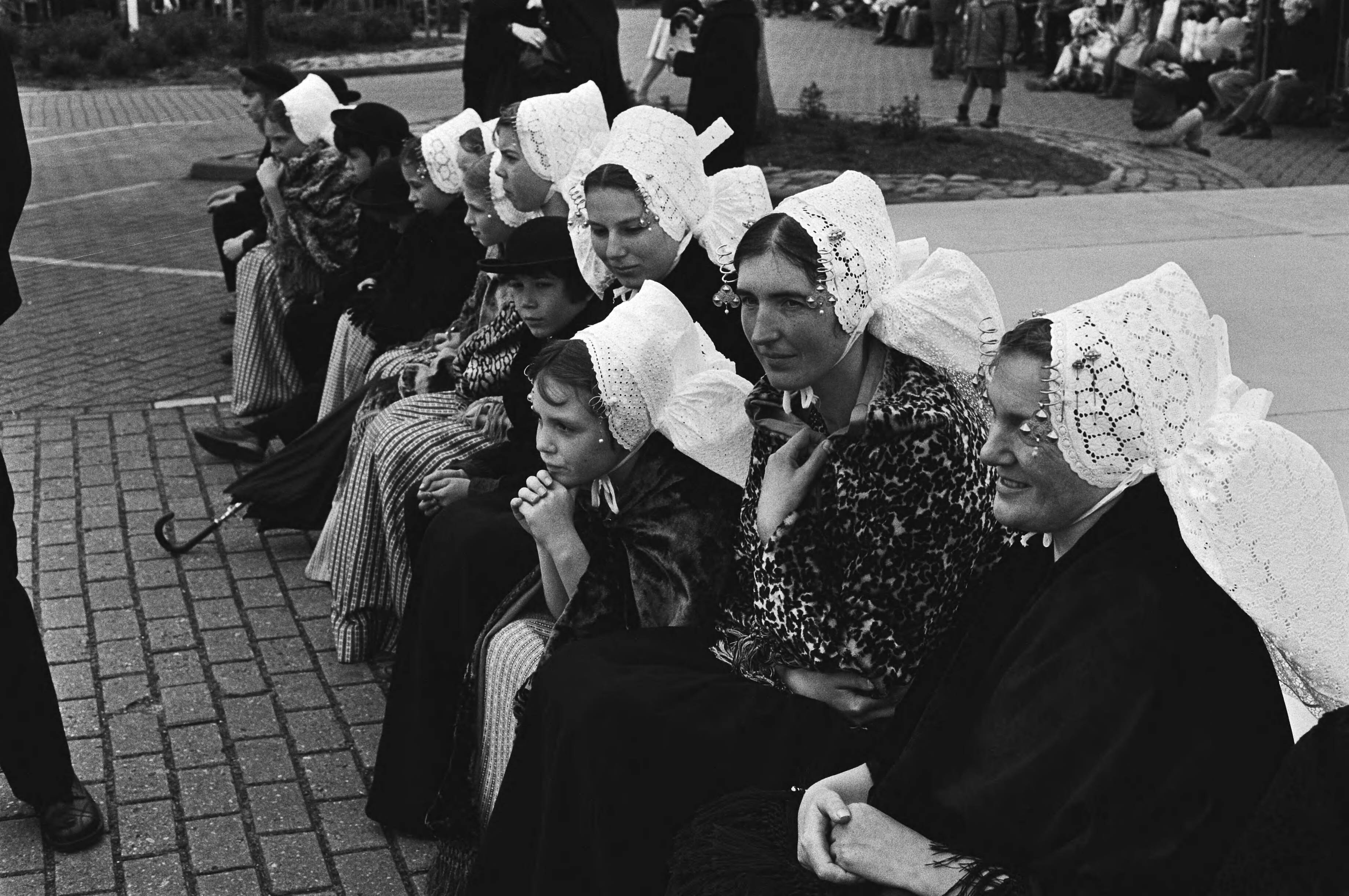 Fotocollectie Anefo — Viering Koninginnedag in Veere, vrouwen in klederdracht van Zeeland — Foto: Bogaerts, Rob / Anefo. Licentie: Set B: Rechtenvrij / Publiek Domein. Bron: Nationaal Archief. http://hdl.handle.net/10648/acfabb8a-d0b4-102d-bcf8-003048976d84