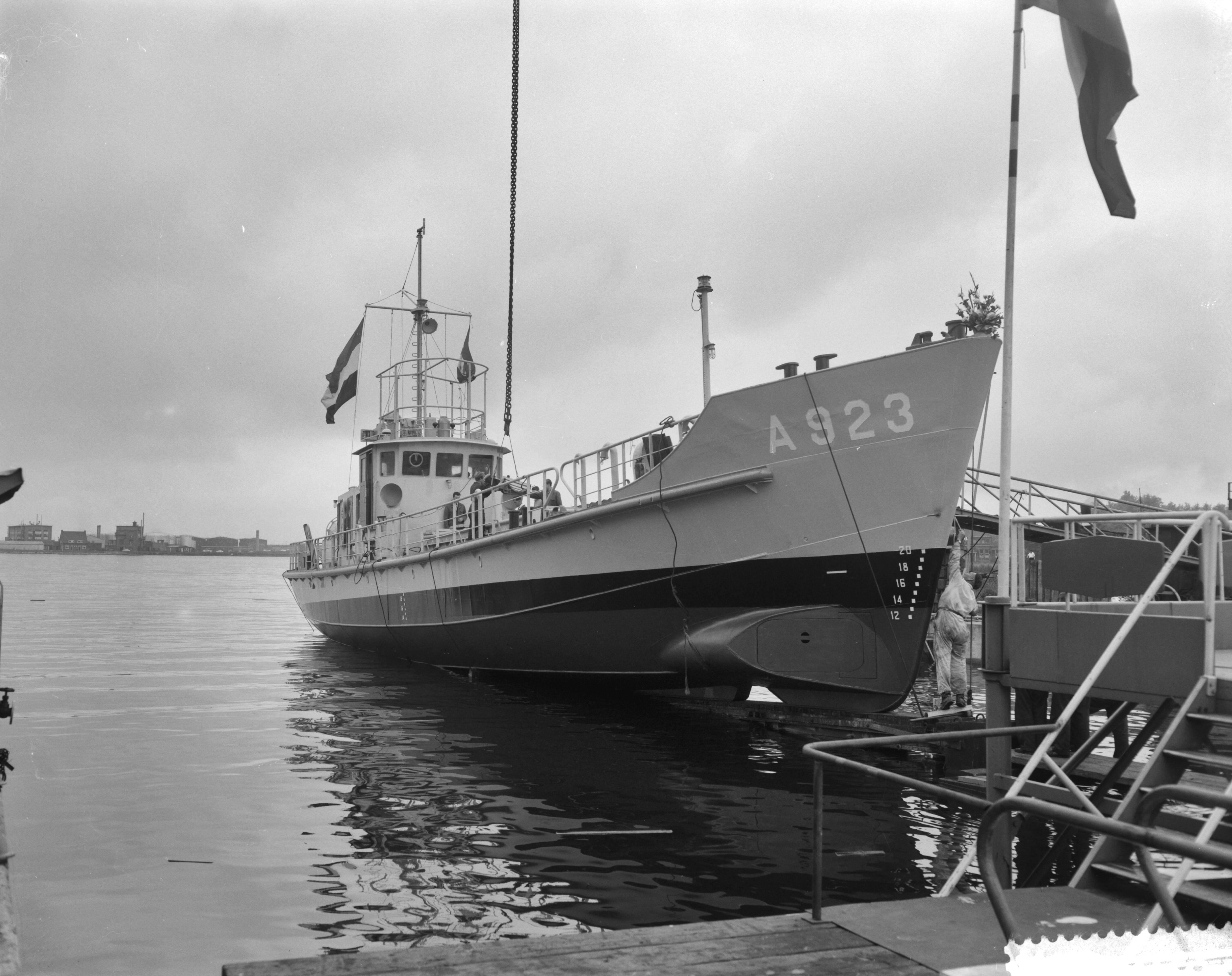 Fotocollectie Anefo — Tewaterlating te Zaandam van het Torpedo-inschietvaartuig "Van Bochove" van de Koninklijke Marine bij de Zaanlandse Scheepsbouwmaatschappij door de vrouw van de directeur van de bewapeningswerkplaats der Marine te Den Helder, mevr. Reiche-Van Aardenne. Dit vaartuig wordt genoemd naar wijlen luitenant-ter-zee der eerste klasse P.D. van Bochoven, in leven hoofd van het inschietbedrijf van de Kon. Marine, die gedurende de uitoefening van zijn functie tengevolge van een tragisch ongeval op 7 juli 1959 om het leven kwam — Foto: Bilsen, Joop van / Anefo. Licentie: Set B: Rechtenvrij / Publiek Domein. Bron: Nationaal Archief. http://hdl.handle.net/10648/aa1109ec-d0b4-102d-bcf8-003048976d84