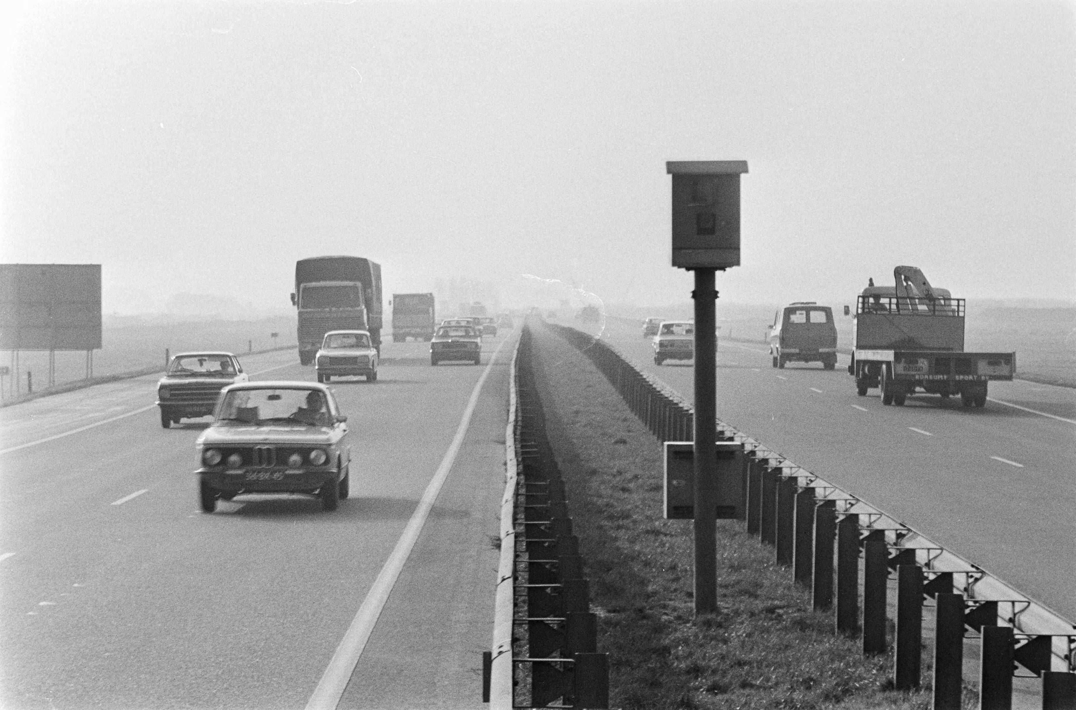 Fotocollectie Anefo — Radarpaal op rijksweg Amsterdam Den Haag voor het betrappen van te snelle automobilisten — Foto: Mieremet, Rob / Anefo. Licentie: Set B: Rechtenvrij / Publiek Domein. Bron: Nationaal Archief. http://hdl.handle.net/10648/ac60a84c-d0b4-102d-bcf8-003048976d84