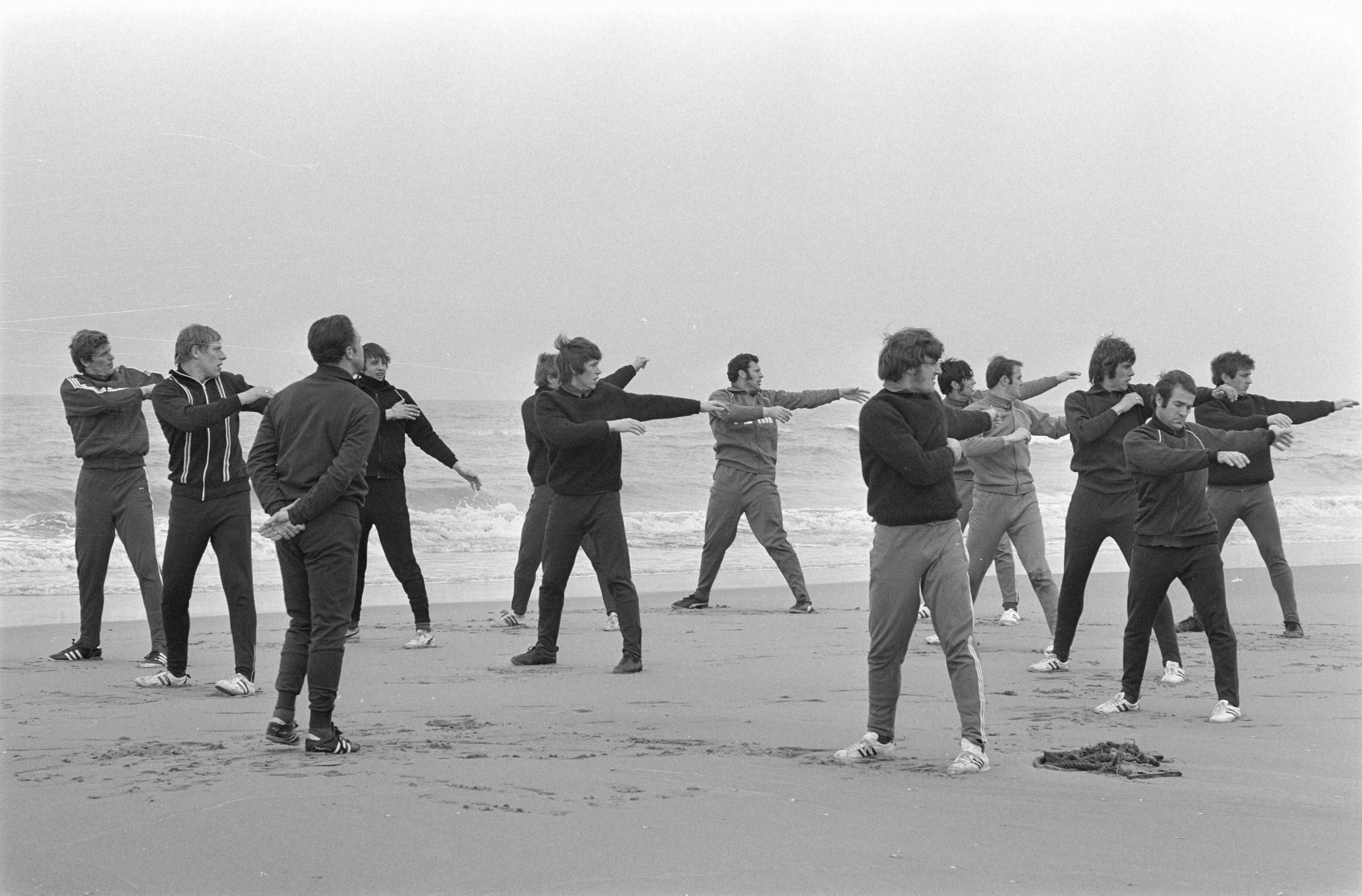 Training van Ajax in de duinen en op het strand bij Wassenaar ter voorbereiding voor de wedstrijd tegen Arsenal — De voetballers trainen op het strand — Foto: Fotograaf Onbekend / Anefo. Licentie: Set B: Rechtenvrij / Publiek Domein. Bron: Nationaal Archief. http://hdl.handle.net/10648/ab9410e8-d0b4-102d-bcf8-003048976d84