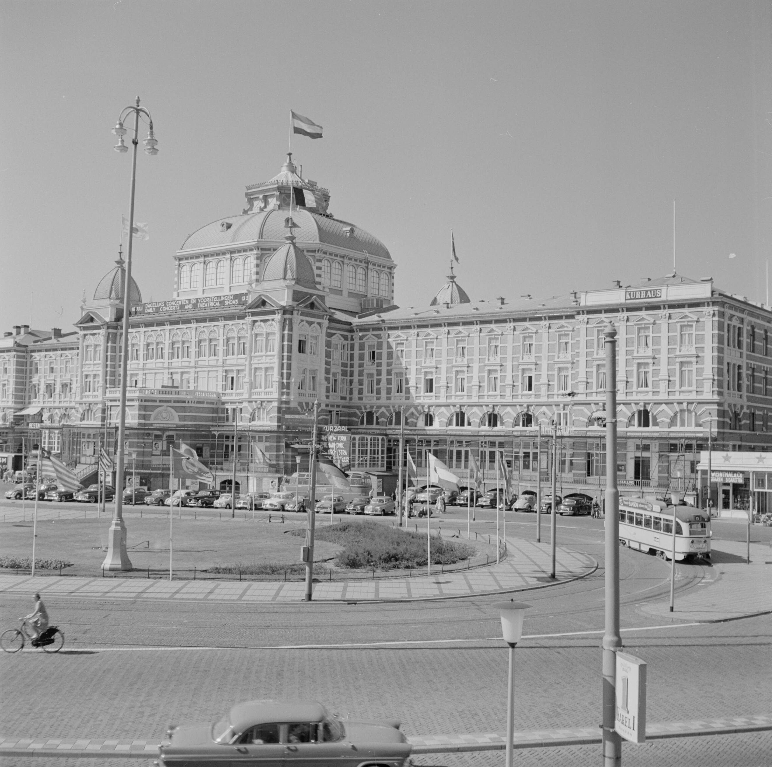 Scheveningen. — Gezicht op het Kurhaus in Scheveningen vanaf het Gevers Deynootplein — Foto: Poll, Willem van de. Licentie: Set B: Rechtenvrij / Publiek Domein. Bron: Nationaal Archief. http://hdl.handle.net/10648/aecee7f6-d0b4-102d-bcf8-003048976d84