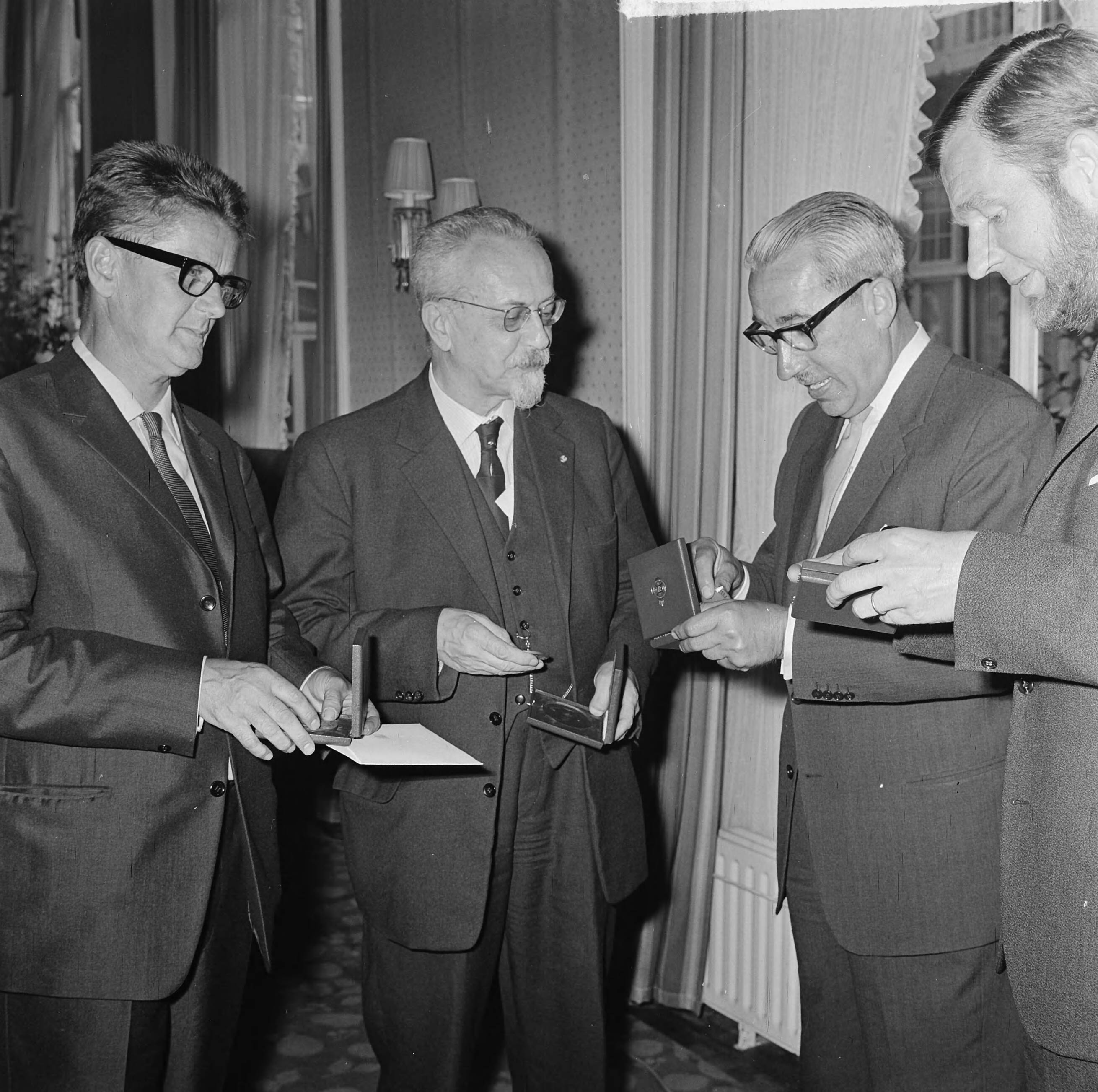 Fotocollectie Anefo — ANWB-prijzen voor publicistische prestaties te Den Haag na de prijsuitreiking v.l.n.r. Cas Oorthuys , de vader van schrijver Alfred Kossman , Leonard Huizinga en — Foto: Koch, Eric / Anefo. Licentie: Set B: Rechtenvrij / Publiek Domein. Bron: Nationaal Archief. http://hdl.handle.net/10648/aa6aef48-d0b4-102d-bcf8-003048976d84