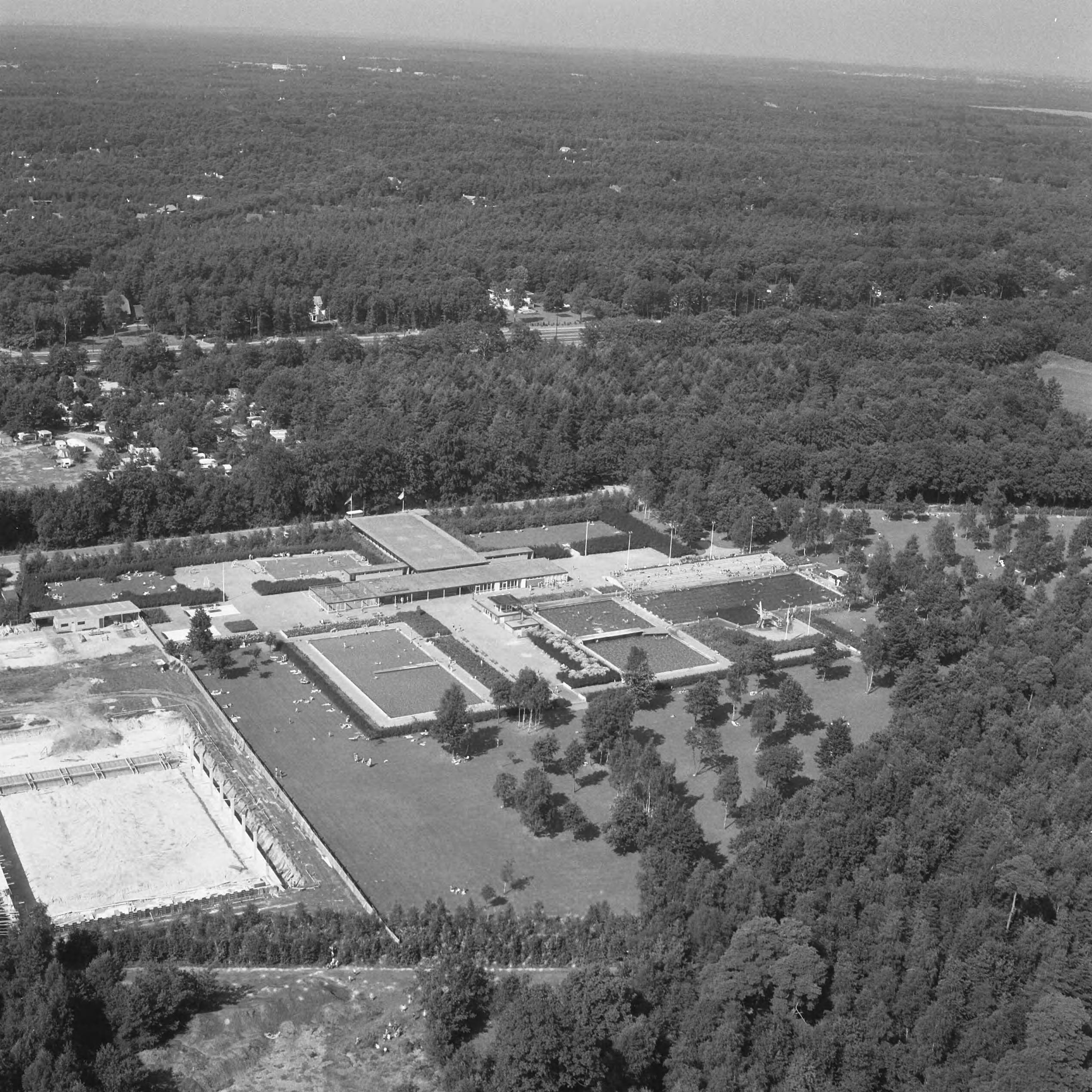 Fotocollectie Nederlandse Heidemaatschappij — Luchtopname. Openluchtzwembad te Soest — Foto: Fotograaf Onbekend / Heidemij. Licentie: Set B: Rechtenvrij / Publiek Domein. Bron: Nationaal Archief. http://hdl.handle.net/10648/ae86ace8-d0b4-102d-bcf8-003048976d84