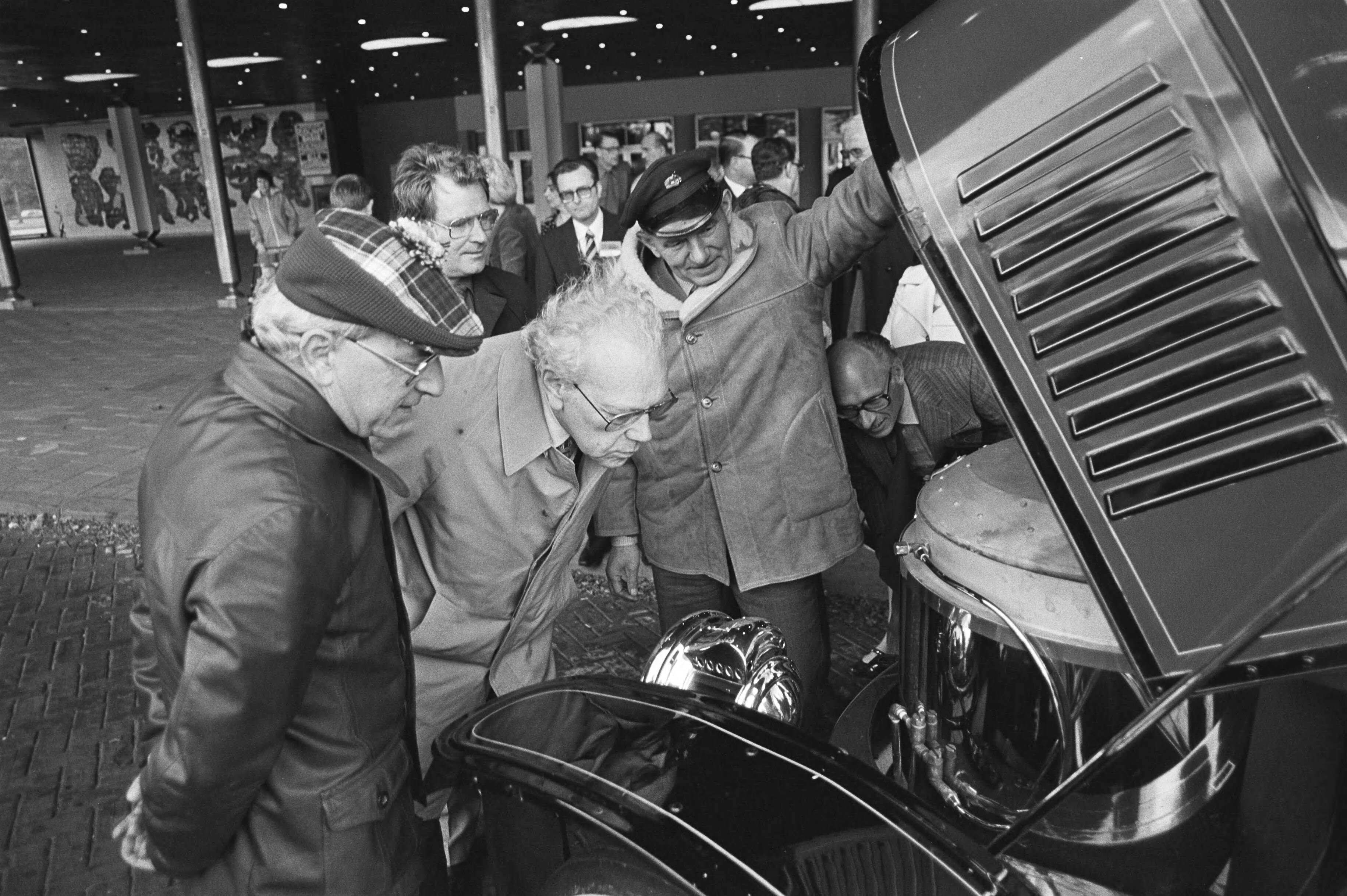 Fotocollectie Anefo — Minister Albeda begaf zich in stoomauto naar Nederlands Congresgebouw Den Haag verrichten opening symposium 125-jarig bestaan stoomwezen — Foto: Antonisse, Marcel / Anefo. Licentie: Set B: Rechtenvrij / Publiek Domein. Bron: Nationaal Archief. http://hdl.handle.net/10648/acea2e14-d0b4-102d-bcf8-003048976d84