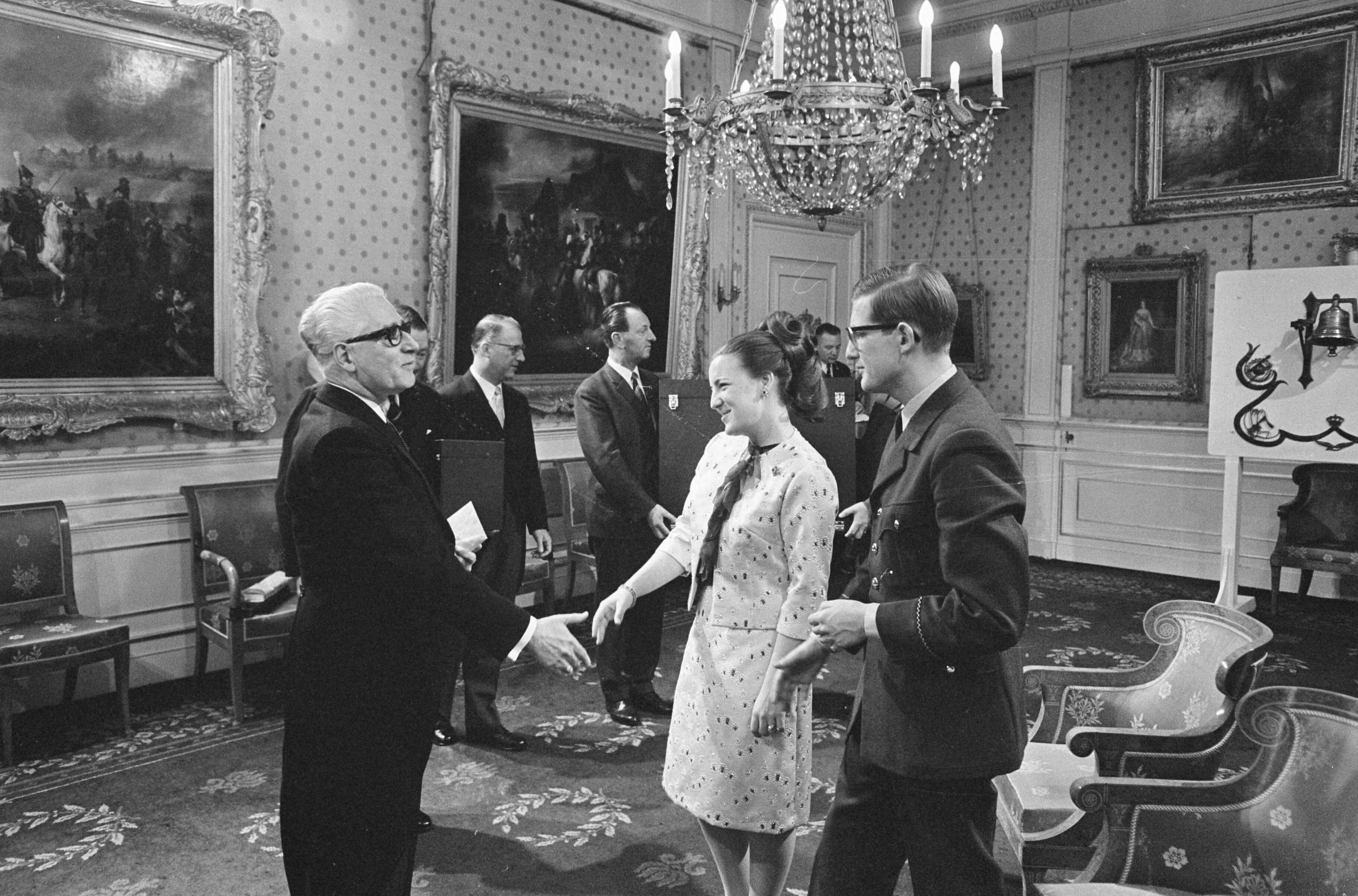 Fotocollectie Anefo — Geschenkendag drie op Paleis Soestdijk , Kamer van Koophandel Den Haag — Foto: Kroon, Ron / Anefo. Licentie: Set B: Rechtenvrij / Publiek Domein. Bron: Nationaal Archief. http://hdl.handle.net/10648/ab0ac072-d0b4-102d-bcf8-003048976d84