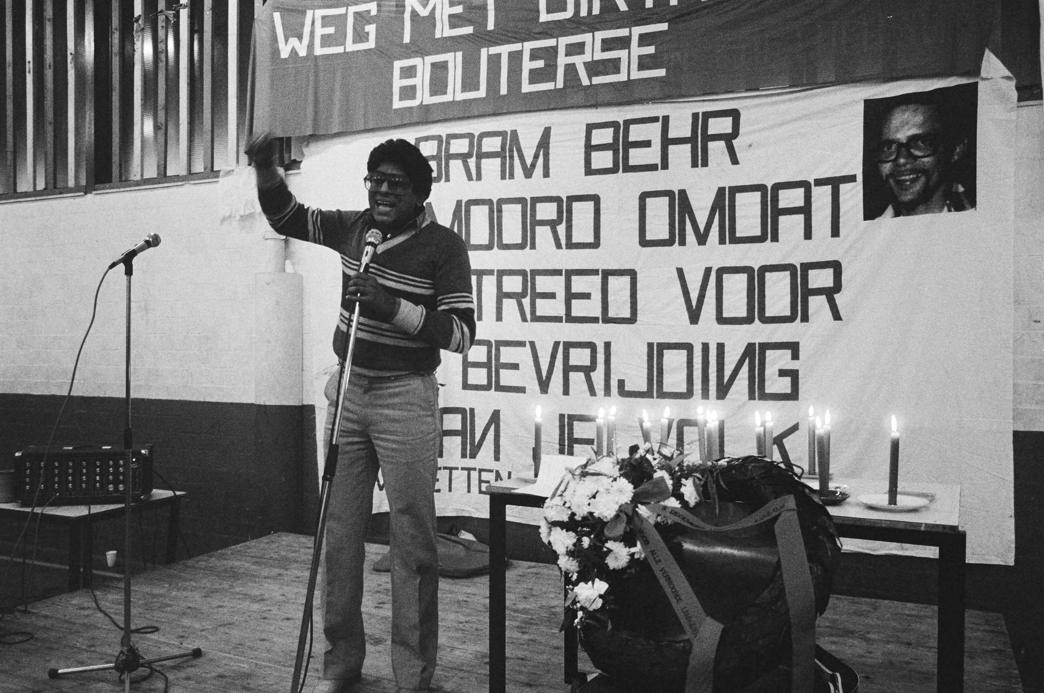 Protestmanifestatie van de landelijke organisatie van Surinamers in Nederland (LOSON) in Den Haag — Voorzitter van de LOSON tijdens een rede na de Decembermoorden — Foto: Bogaerts, Rob / Anefo. Licentie: Set B: Rechtenvrij / Publiek Domein. Bron: Nationaal Archief. http://hdl.handle.net/10648/ad237a7a-d0b4-102d-bcf8-003048976d84