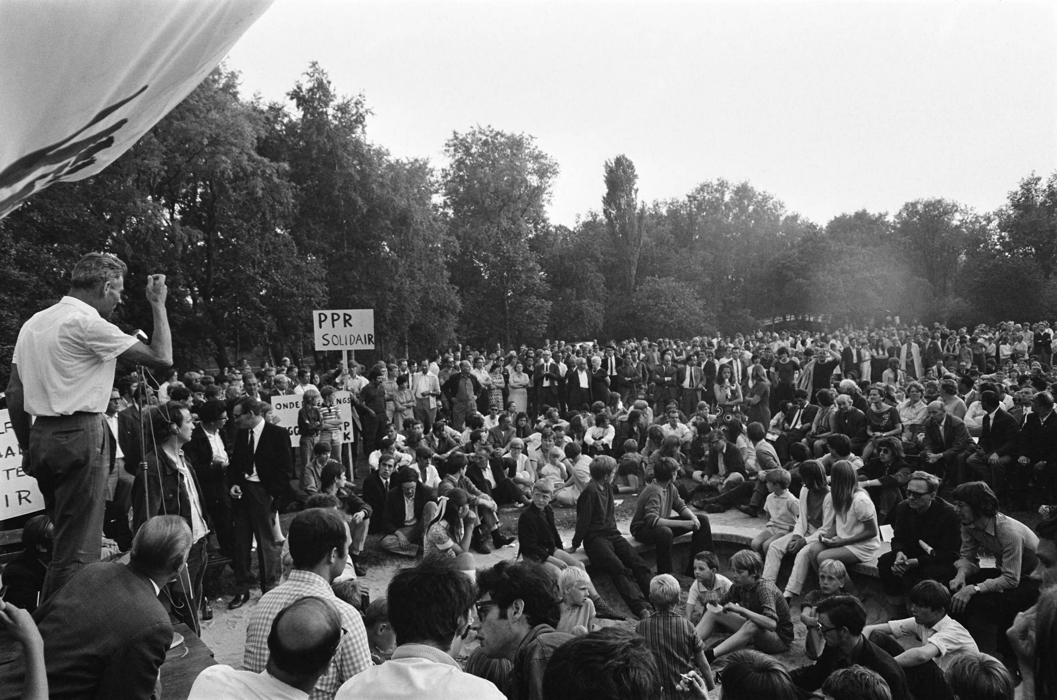 Fotocollectie Anefo — Demonstratie tegen sluiting Verblifa te Krommenie demonstranten met spandoeken — Foto: Evers, Joost / Anefo. Licentie: Set B: Rechtenvrij / Publiek Domein. Bron: Nationaal Archief. http://hdl.handle.net/10648/ab6e452a-d0b4-102d-bcf8-003048976d84