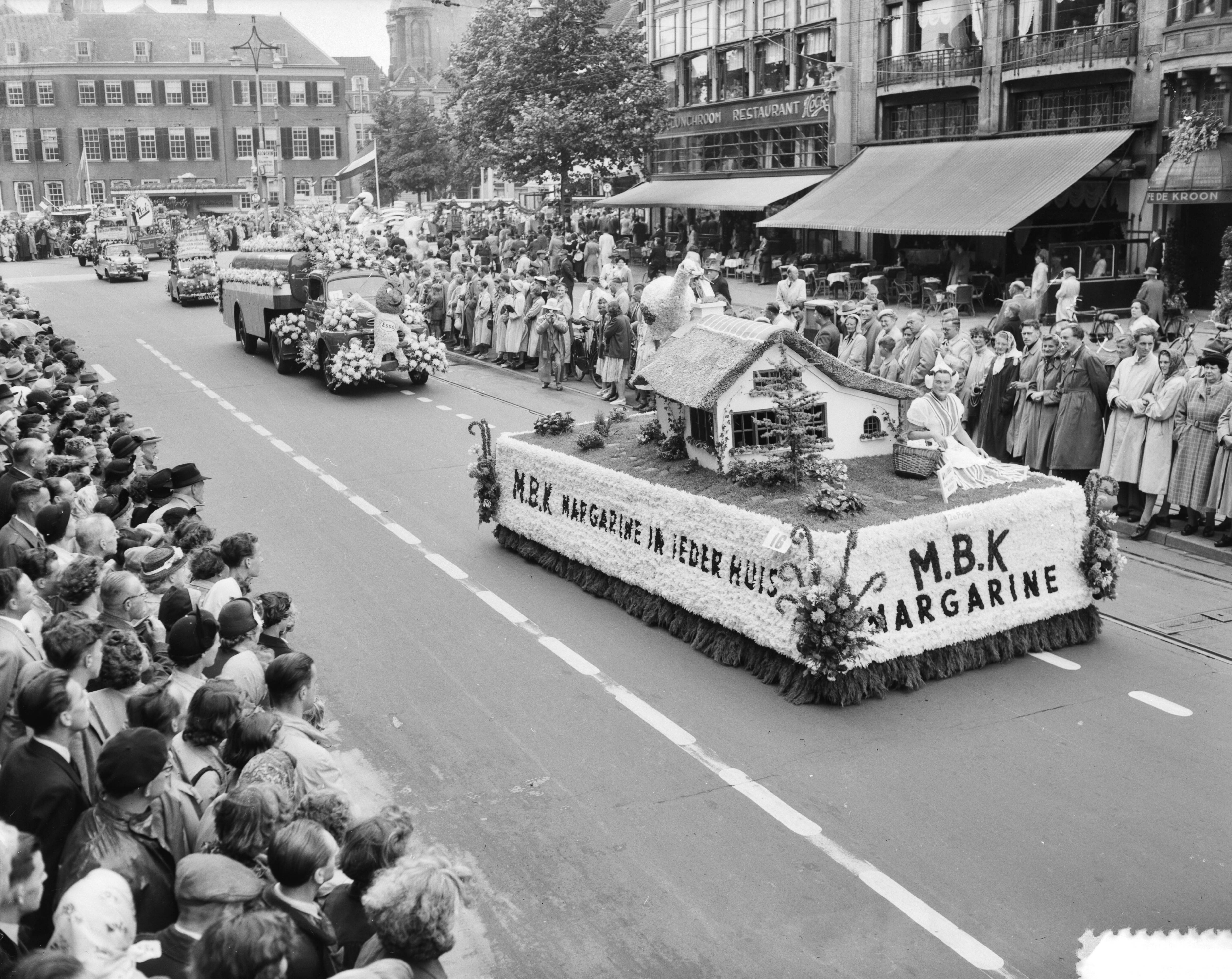 Bloemencorso Den Haag (1952) — Bloemencorso Den Haag. Wagen M.B.K. Margarine — Foto: Consenheim, Wim / Anefo. Licentie: Set B: Rechtenvrij / Publiek Domein. Bron: Nationaal Archief. http://hdl.handle.net/10648/a8fe367e-d0b4-102d-bcf8-003048976d84