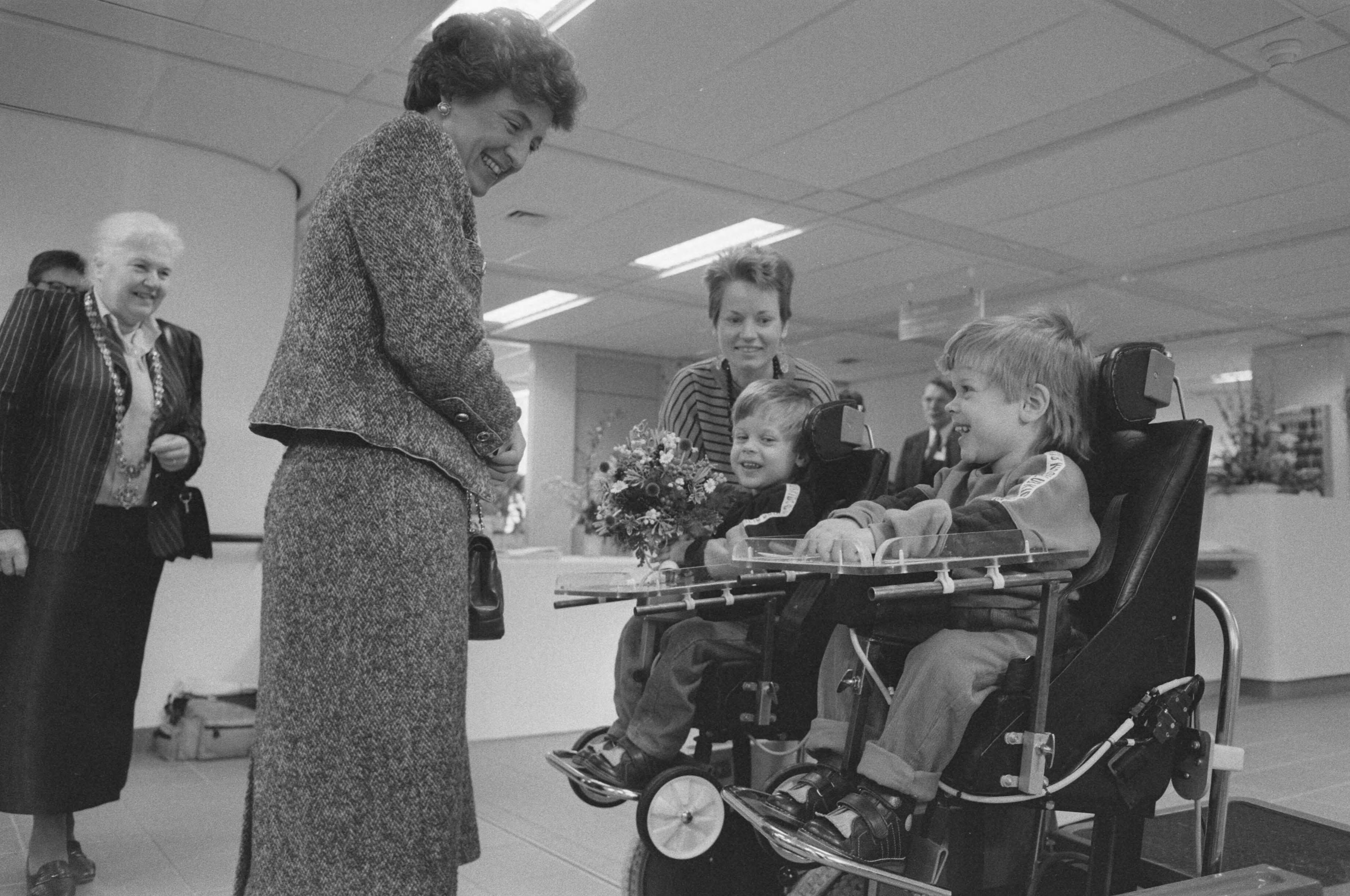 Fotocollectie Anefo — Prinses Margriet opent revalidatiecentrum De Hoogstraat in Utrecht; Prinses Margriet krijgt bloemen van tweeling — Foto: Bogaerts, Rob / Anefo. Licentie: Set B: Rechtenvrij / Publiek Domein. Bron: Nationaal Archief. http://hdl.handle.net/10648/ad6e5d92-d0b4-102d-bcf8-003048976d84