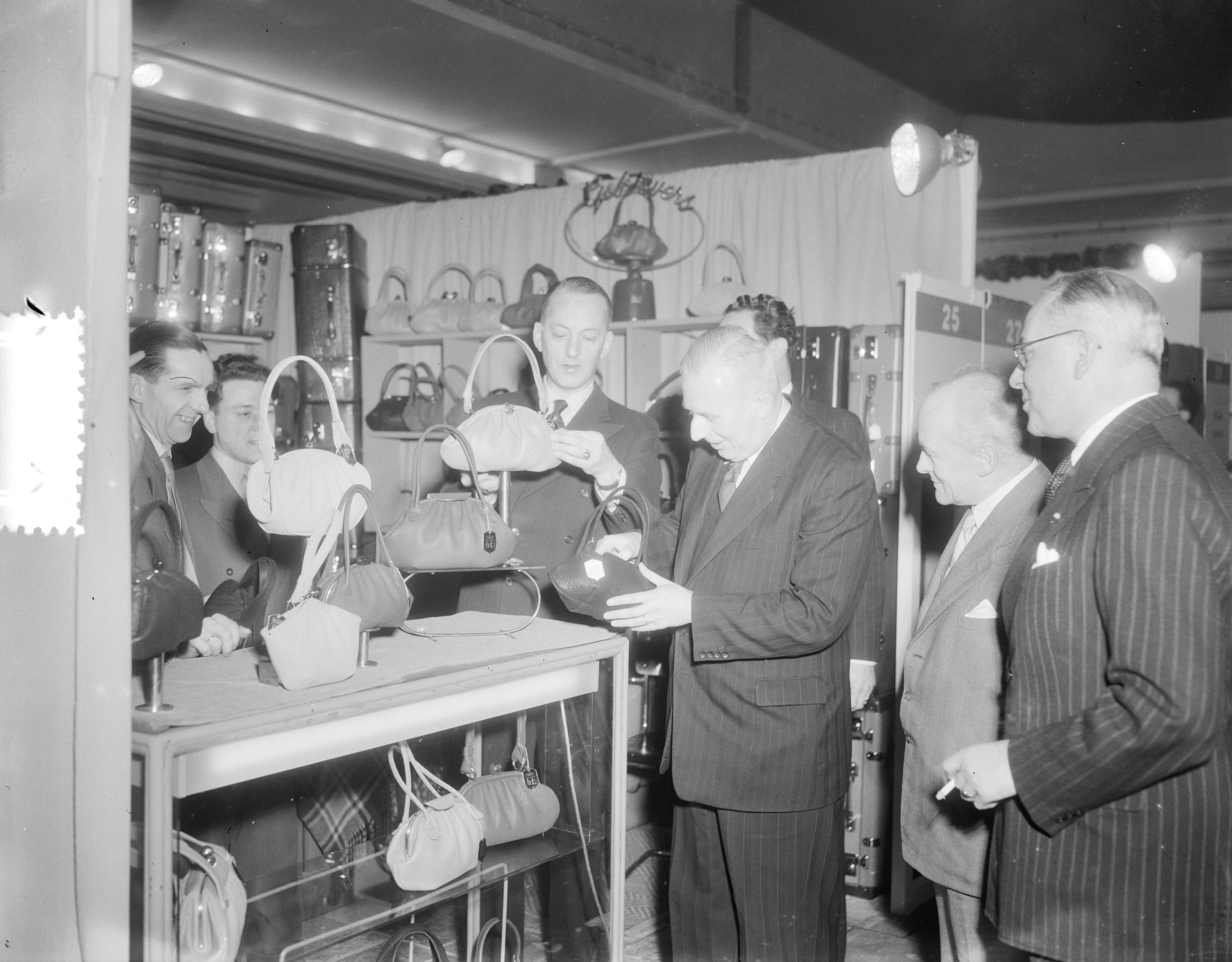Fotocollectie Anefo — Officiele opening Lederbeurs Jaarbeurs Utrecht door burgemeester De Ranitz — Foto: Duinen, G.W. van / Anefo. Licentie: Set B: Rechtenvrij / Publiek Domein. Bron: Nationaal Archief. http://hdl.handle.net/10648/a91b5c7c-d0b4-102d-bcf8-003048976d84