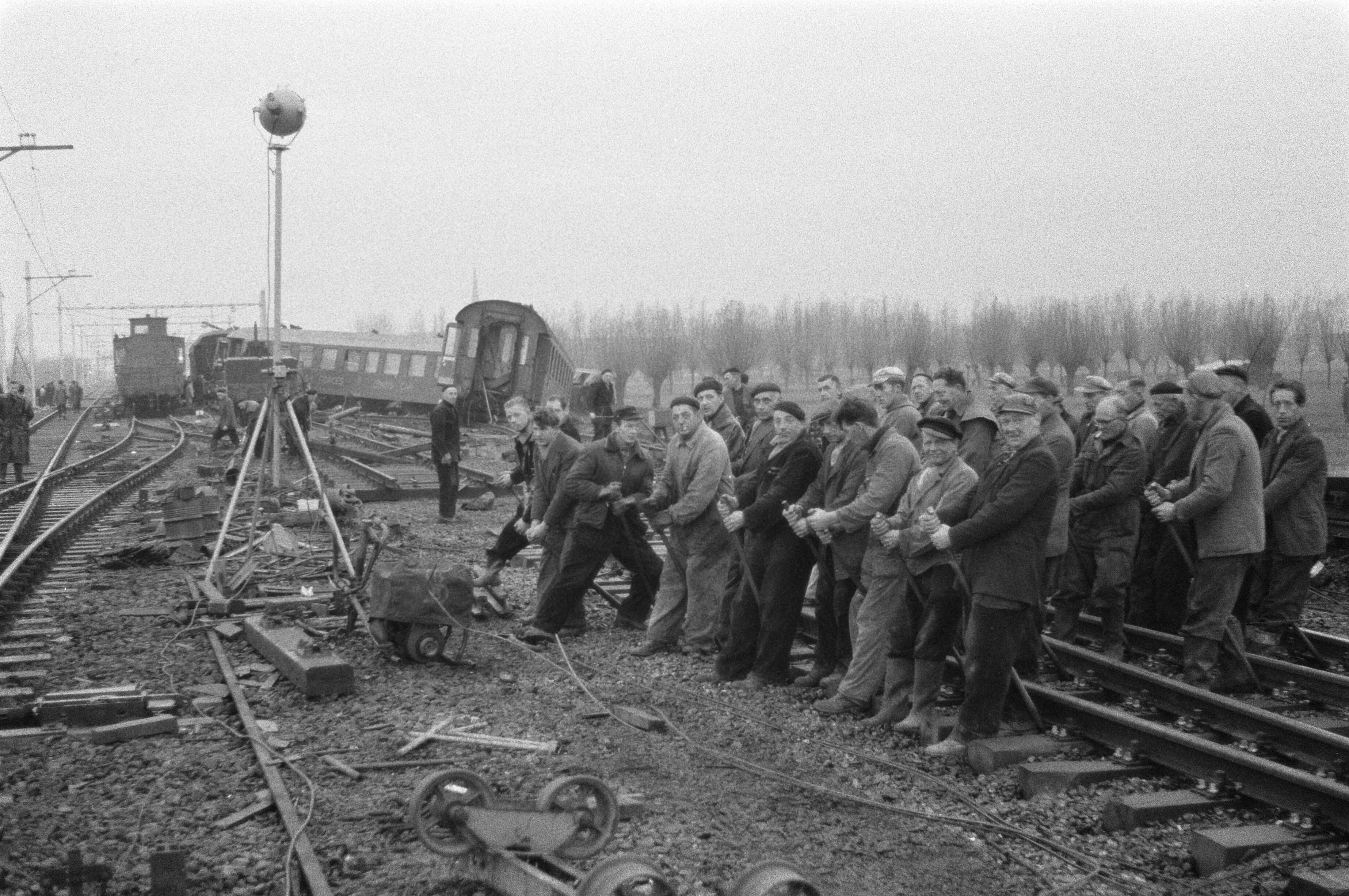 Fotocollectie Anefo — Spoorwegongeluk bij Woerden, overzicht van de opruimingswerkzaamheden — Foto: Pot, Harry / Anefo. Licentie: Set B: Rechtenvrij / Publiek Domein. Bron: Nationaal Archief. http://hdl.handle.net/10648/a9c0740a-d0b4-102d-bcf8-003048976d84